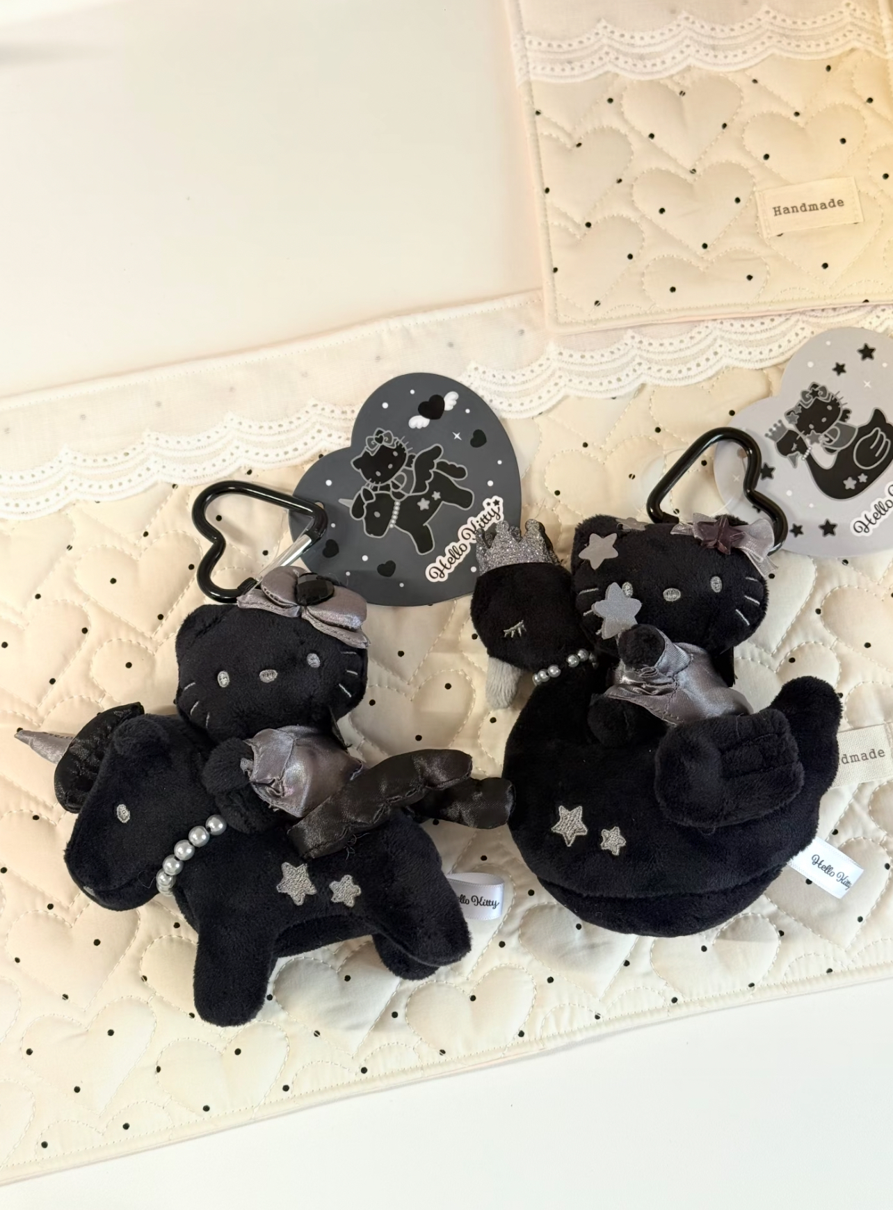 代購-<日本限定>Sanrio 三麗鷗 Hello Kitty "Black" 天鵝 獨角獸 吊飾 黑白