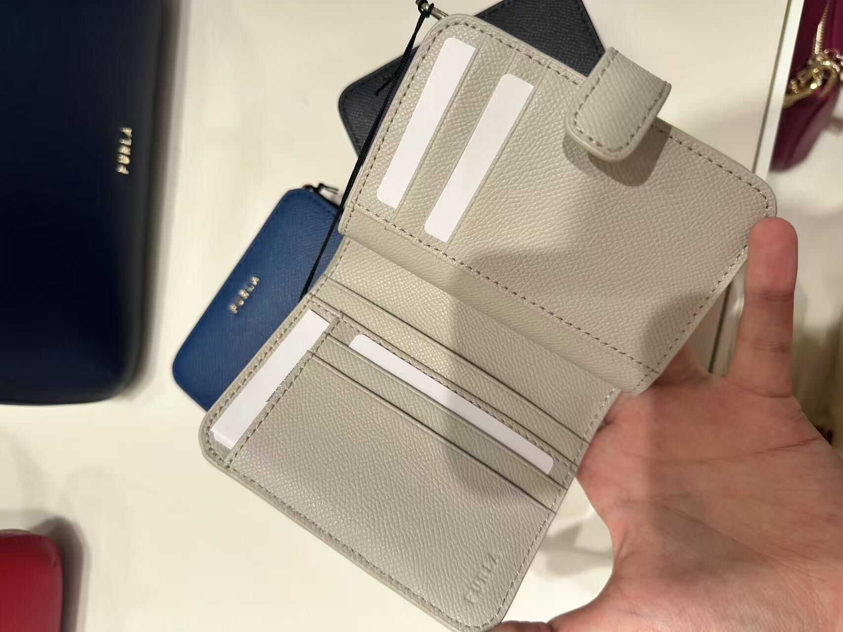 【預購】H032721  Furla Camelia 系列皮革短夾