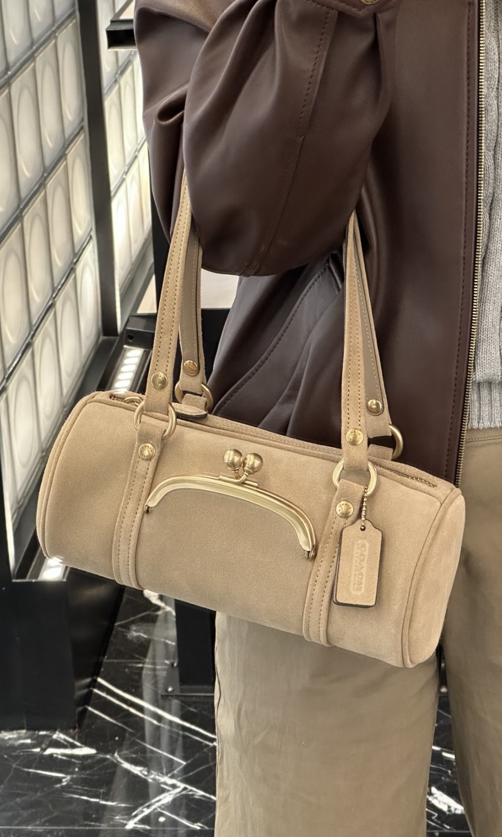 Coach Kisslock Barrel Bag 28 黃銅色(麂皮)