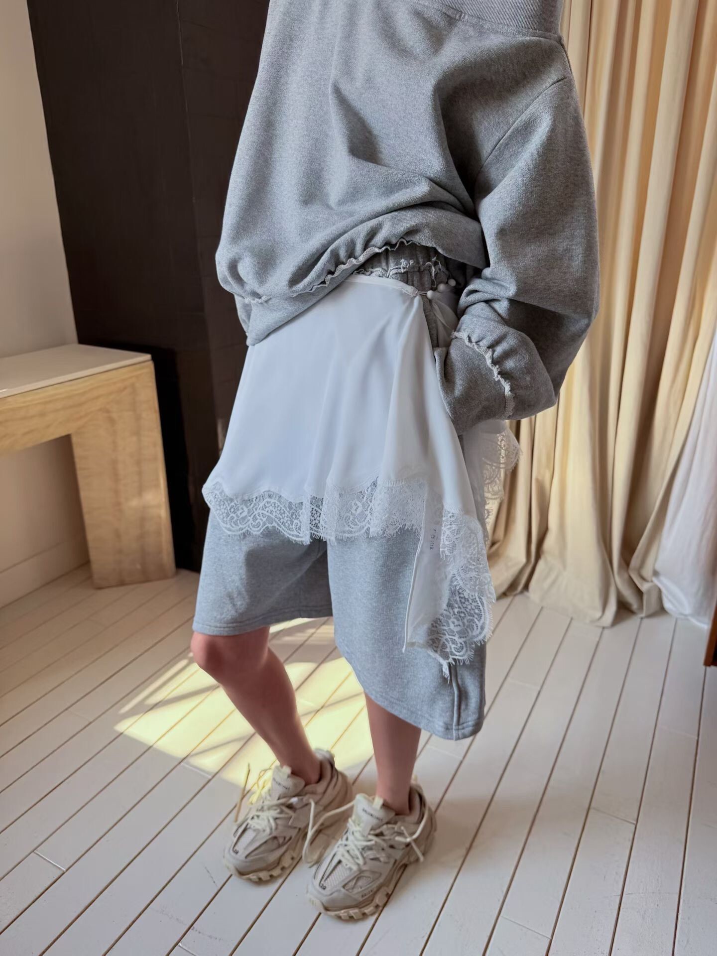 斜下擺蕾絲邊造型裙