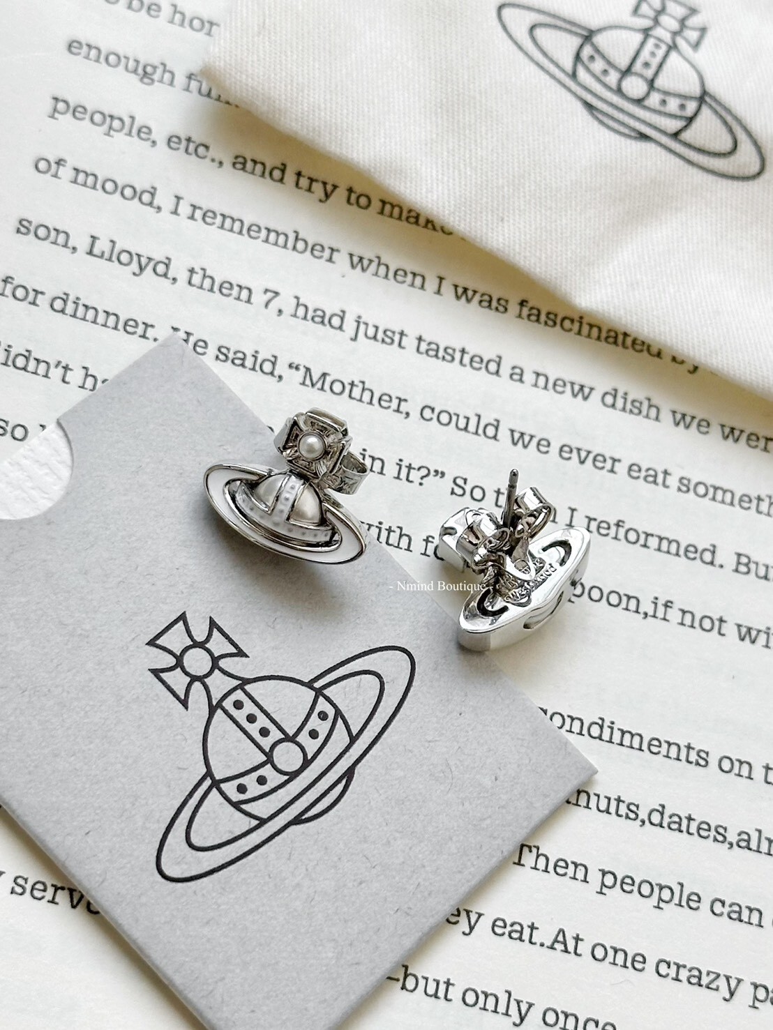 <快速出貨> Vivienne Westwood Simonetta 白琺瑯星球耳環