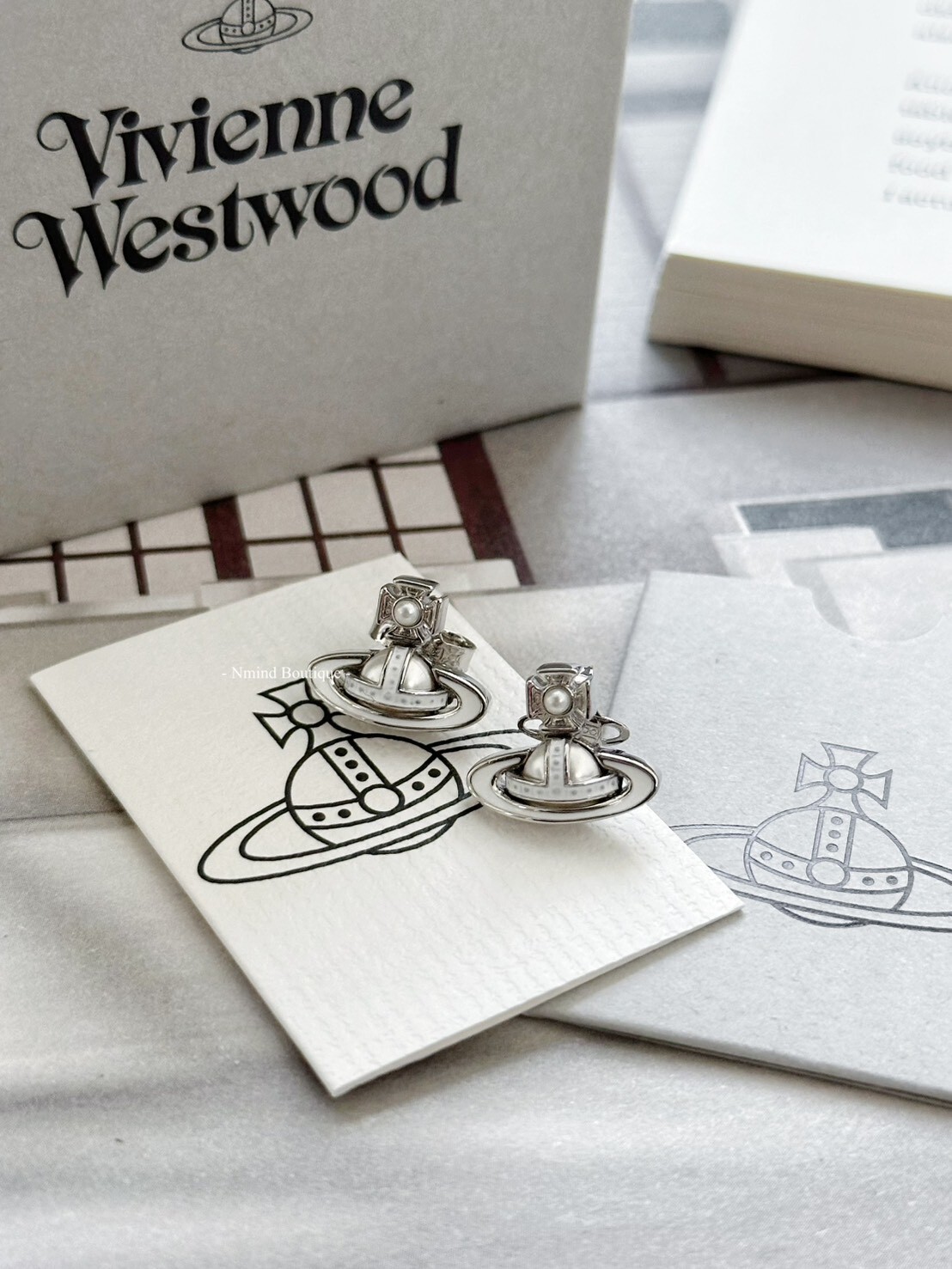 <快速出貨> Vivienne Westwood Simonetta 白琺瑯星球耳環
