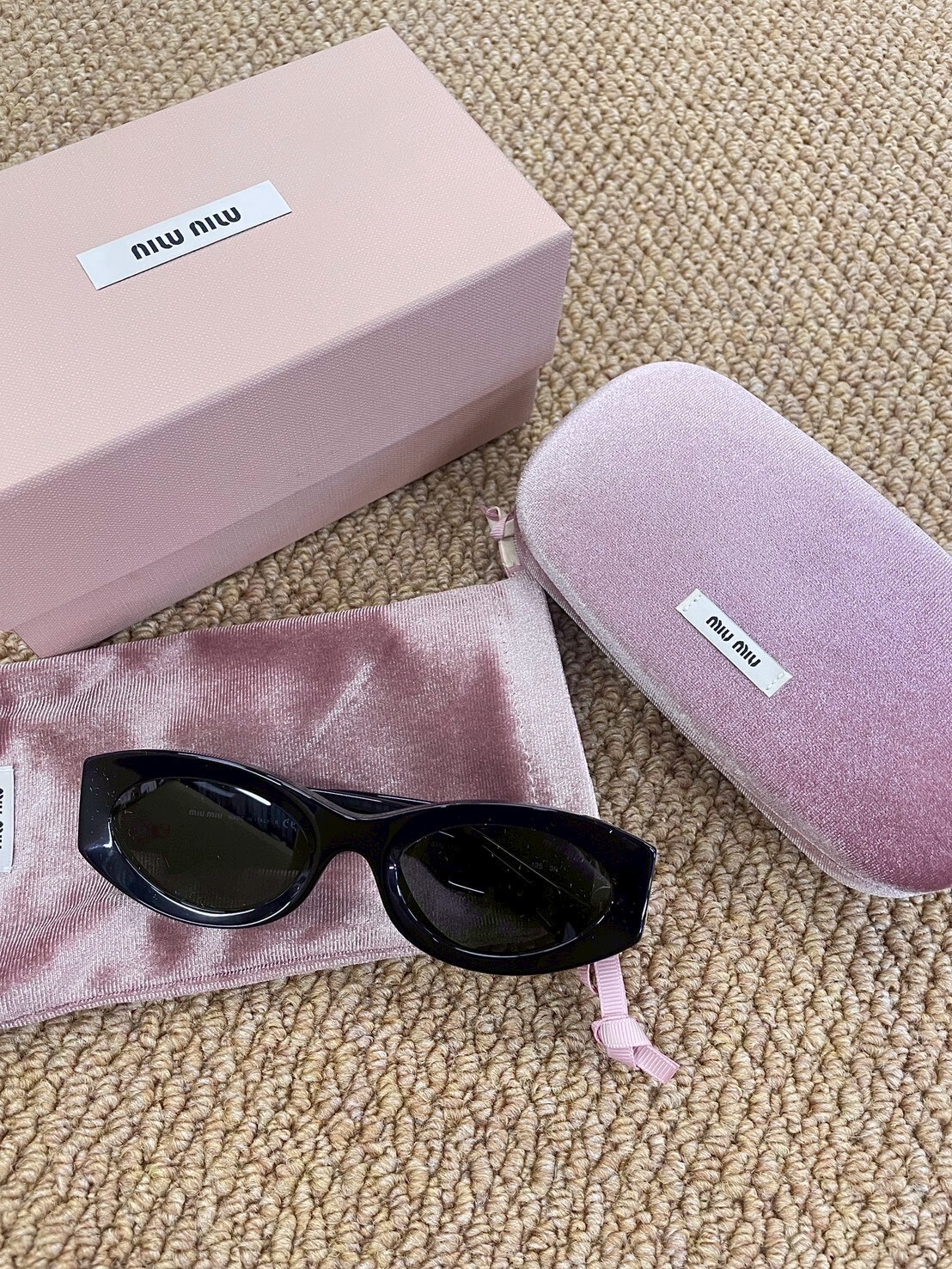 Miu Miu 側邊字體大Logo墨鏡11w