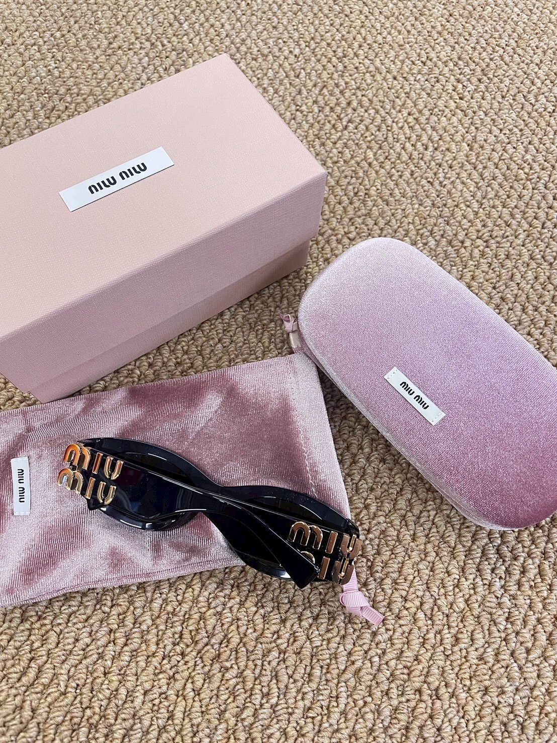 Miu Miu 側邊字體大Logo墨鏡11w