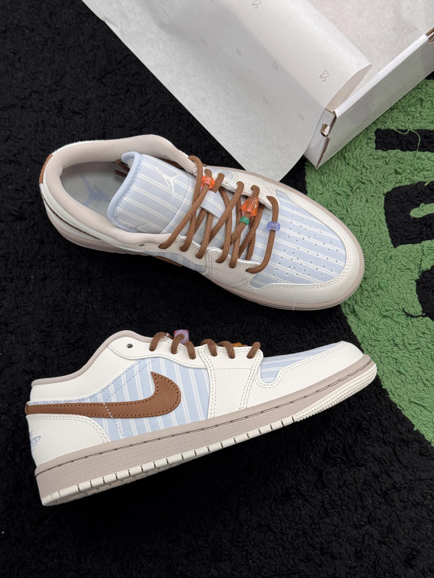 代購-<台灣未發售>Nike Air Jordan 1 "條紋西裝"元素  復古籃球鞋 女款 白藍 IR7553-422