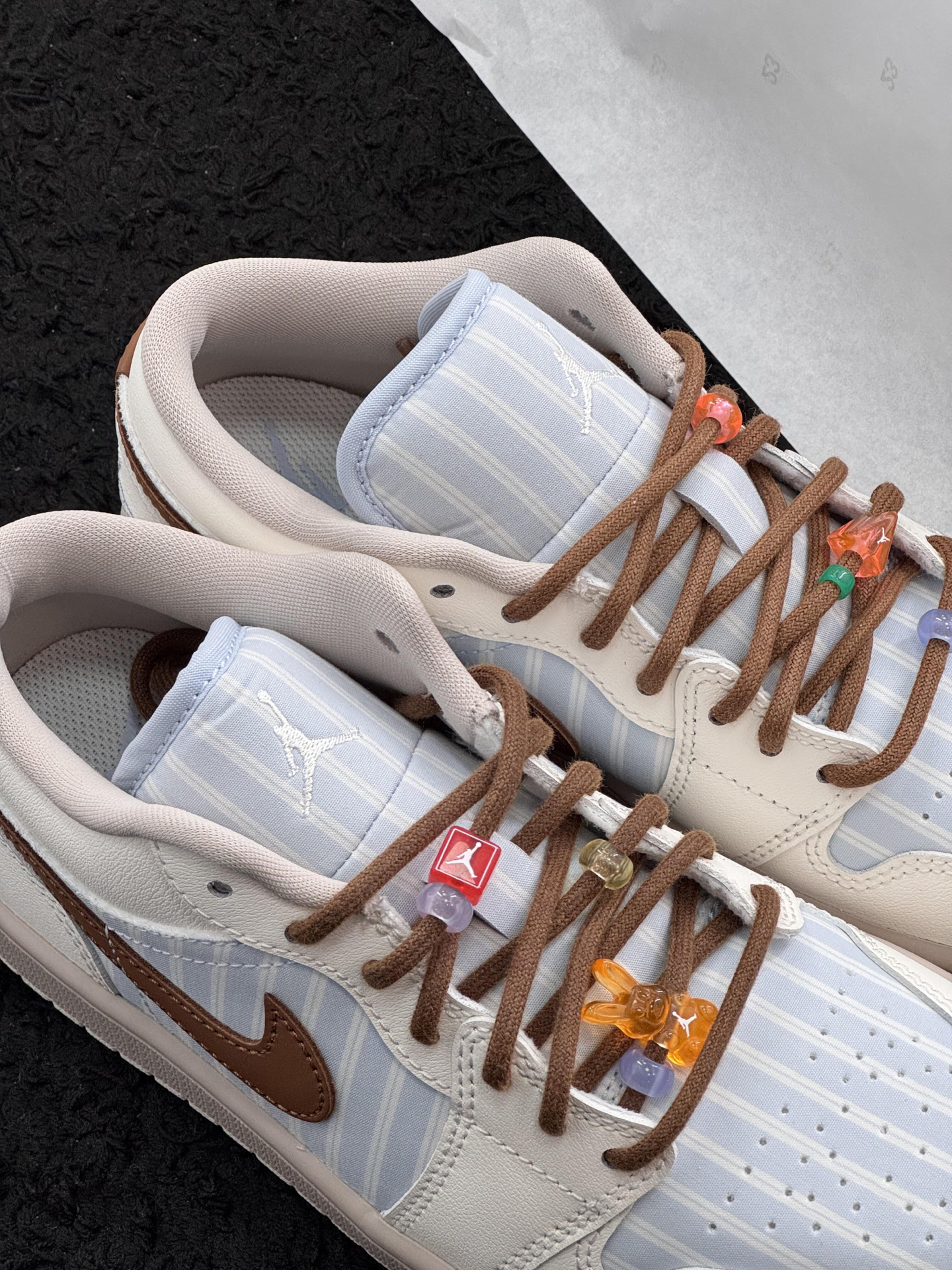 代購-<台灣未發售>Nike Air Jordan 1 "條紋西裝"元素  復古籃球鞋 女款 白藍 IR7553-422