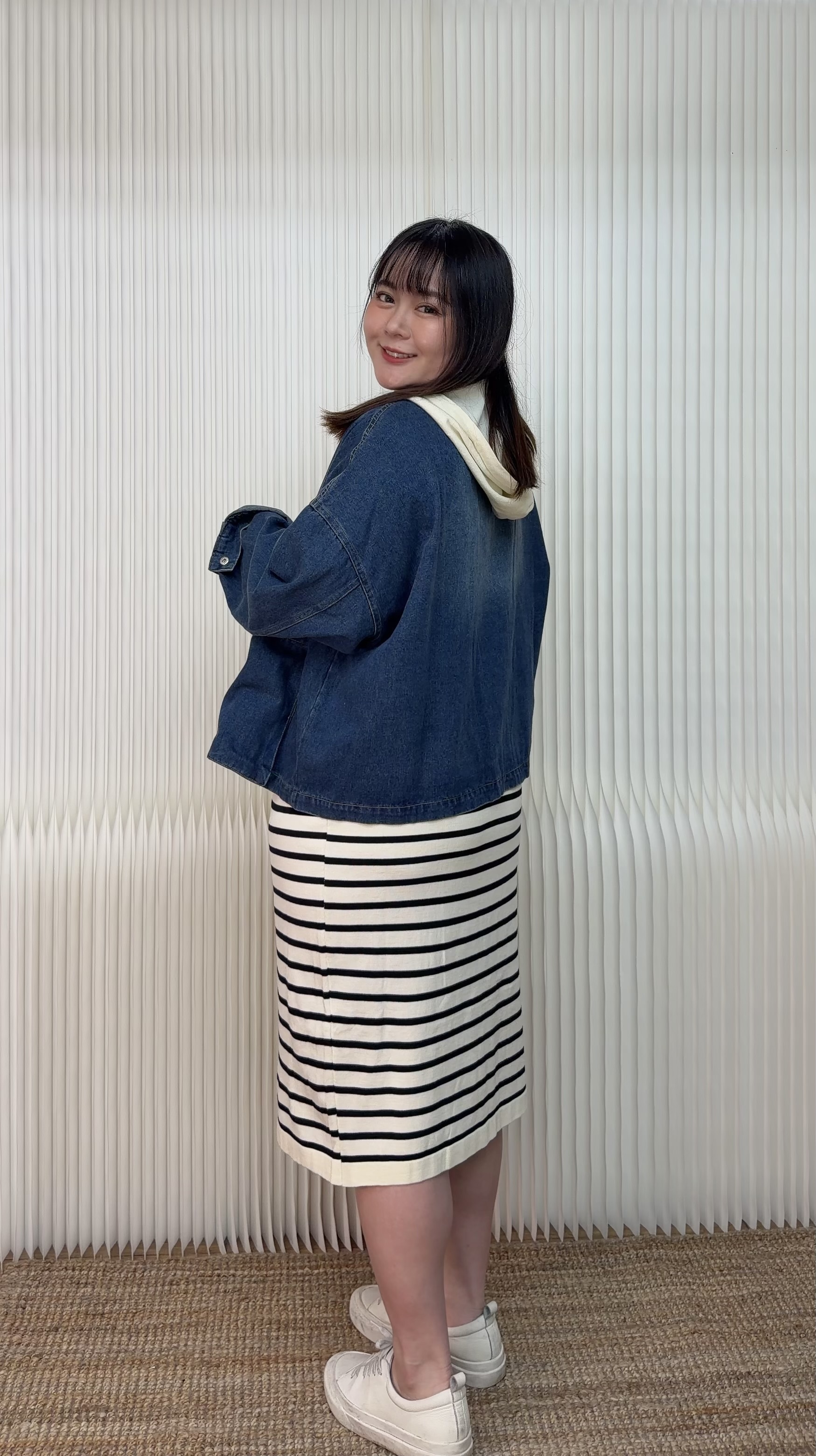 219.深色圓領牛仔外套