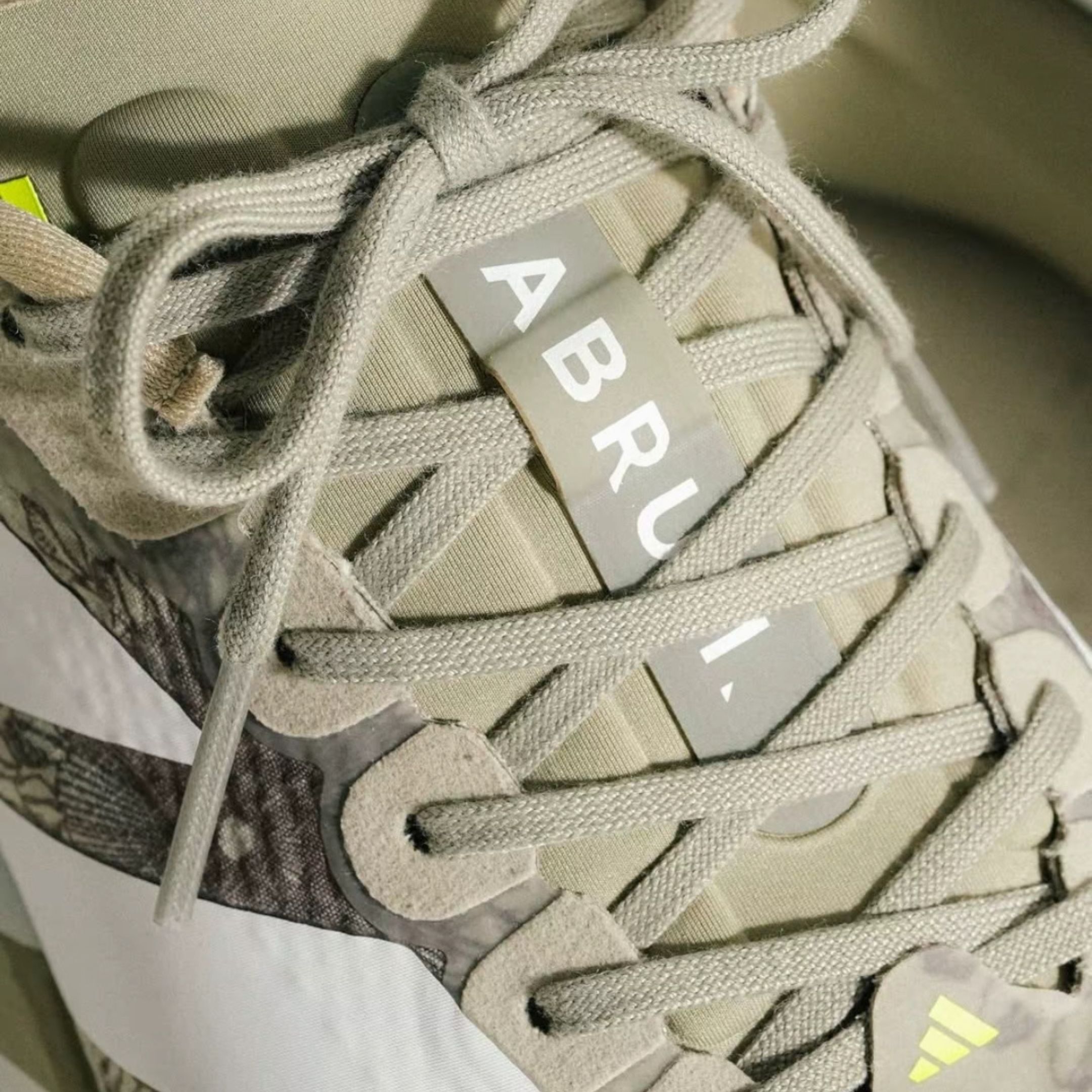 NICEDAY 代購 Adidas x Labrum Adizero Evo SL 聯名 跑步 慢跑 棕 卡其 灰綠 馬拉松 KJ6255