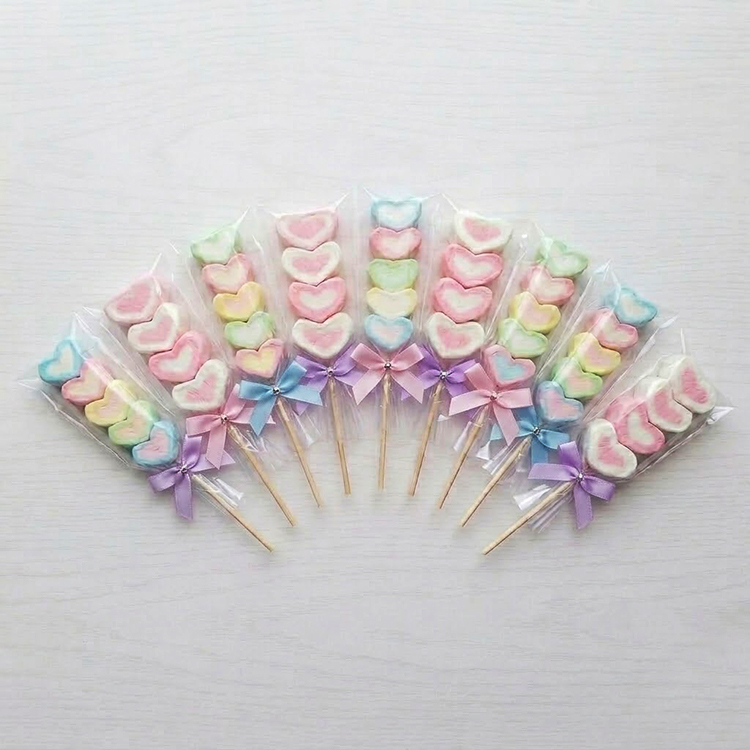 9支5顆愛心棉花糖蝴蝶結串燒在白桌上