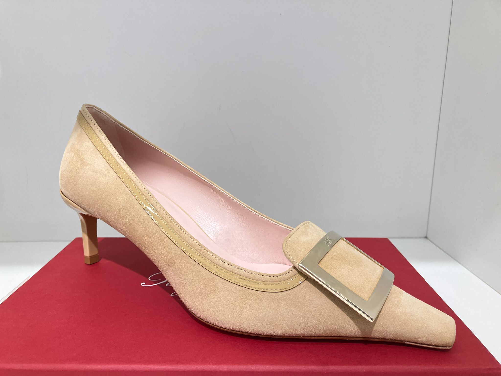 Roger Vivier Lacquered Decollet heels suede beige black 55m