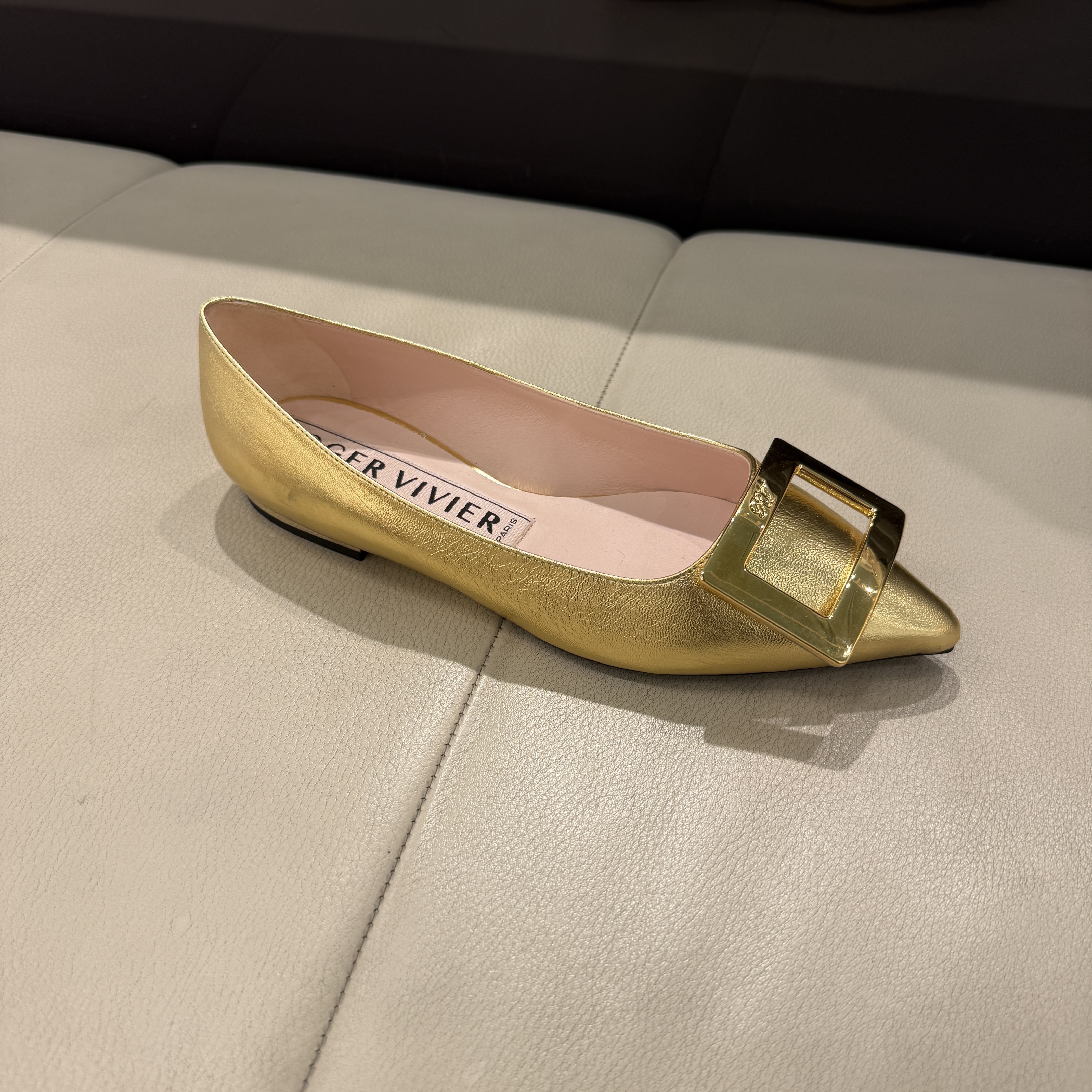 Roger Vivier gommettine ball flats gold