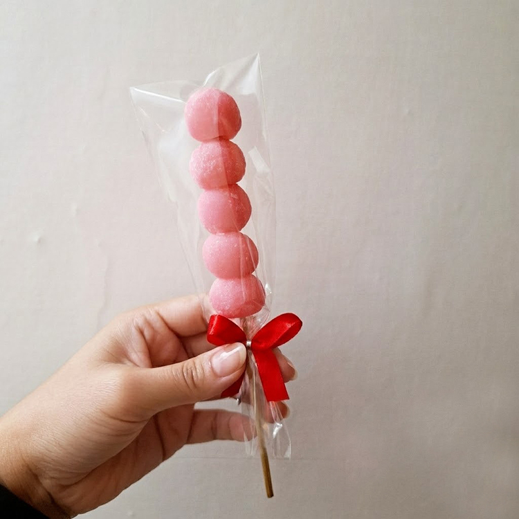手拿單支糖葫蘆婚禮小物,紅圓軟糖,拜拜糖果,神明祝賀