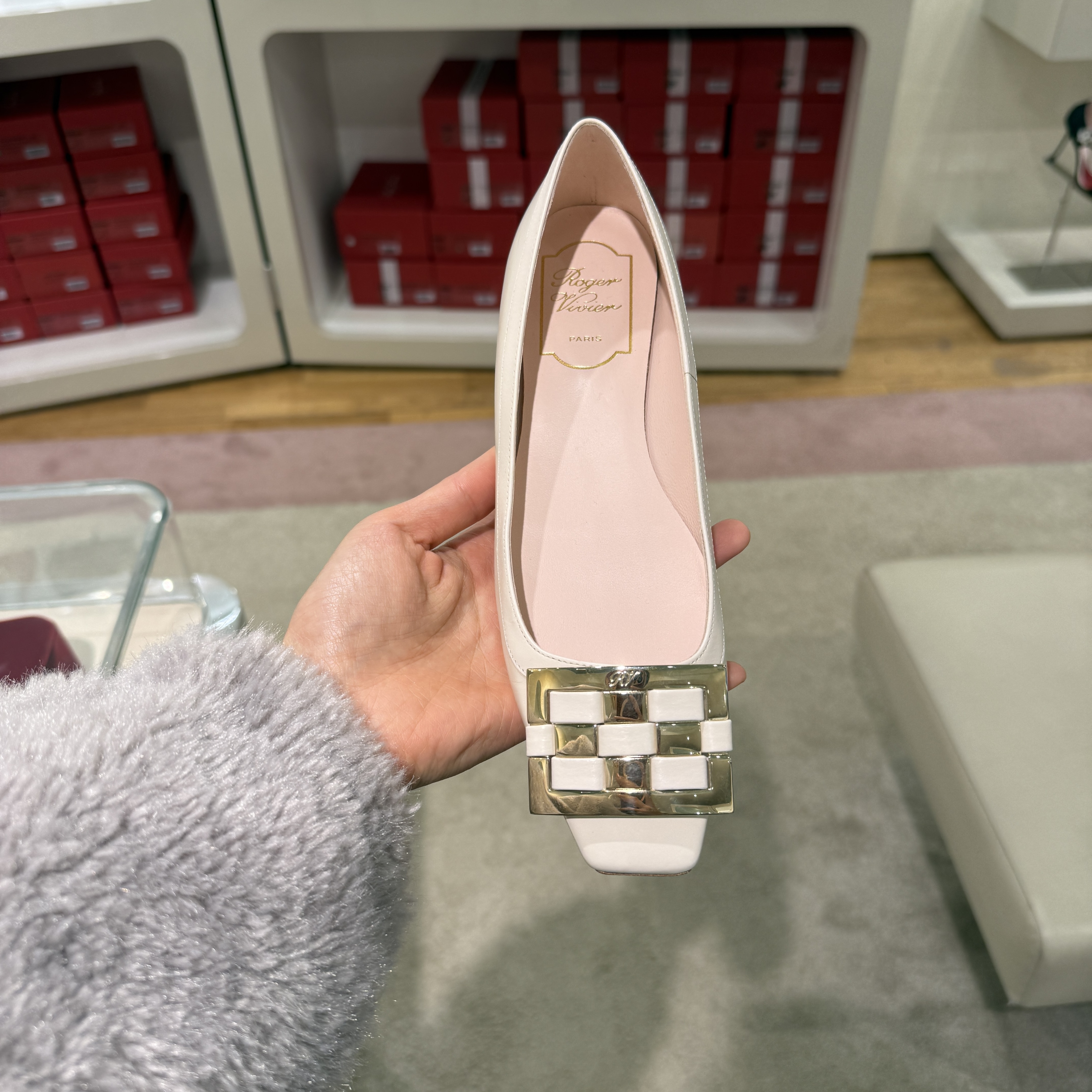 Roger Vivier RV classic trompette flats check white