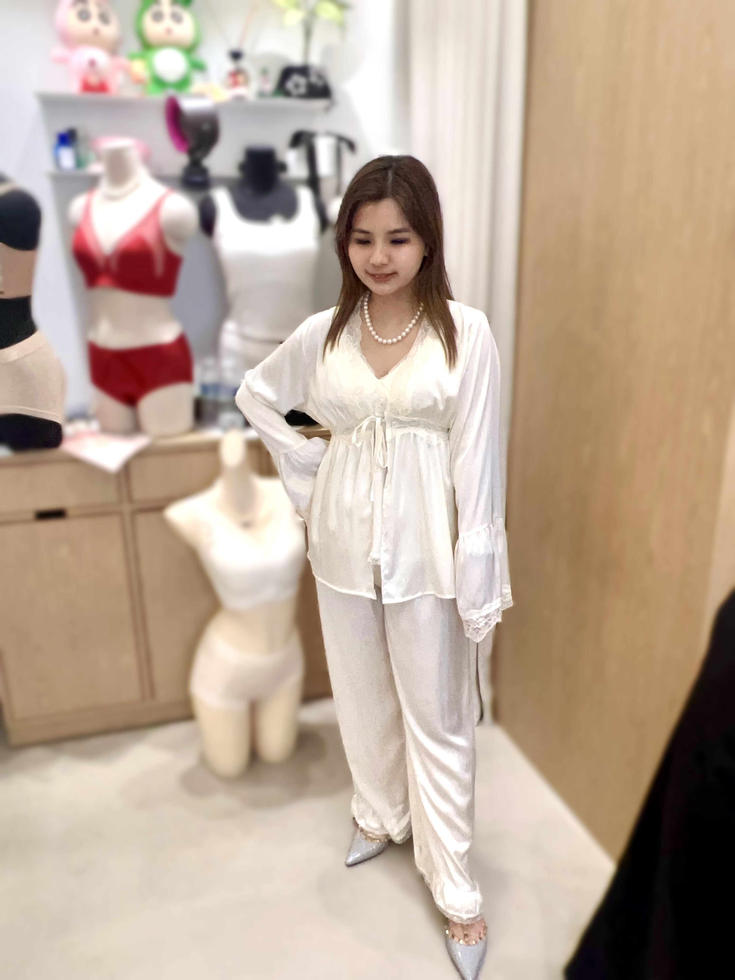 HH80  （一套3件）天蠶絲睡衣套裝 背心:胸30-45 長24 外套:長25 褲:腰22-44 hip46 長37 $499