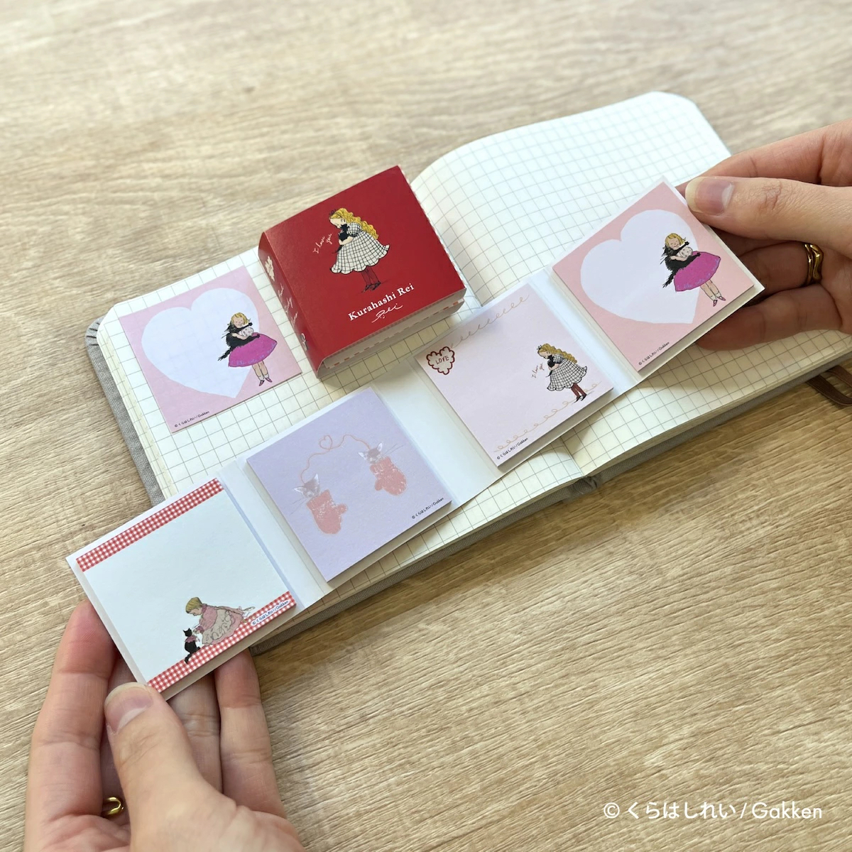 紅色 貓咪與女孩 80枚 書型便利貼 memo｜日本 倉橋伶衣