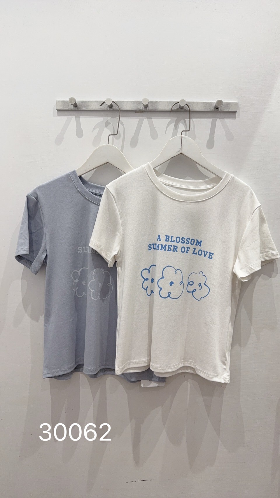 有腰身的英字線條小花衣