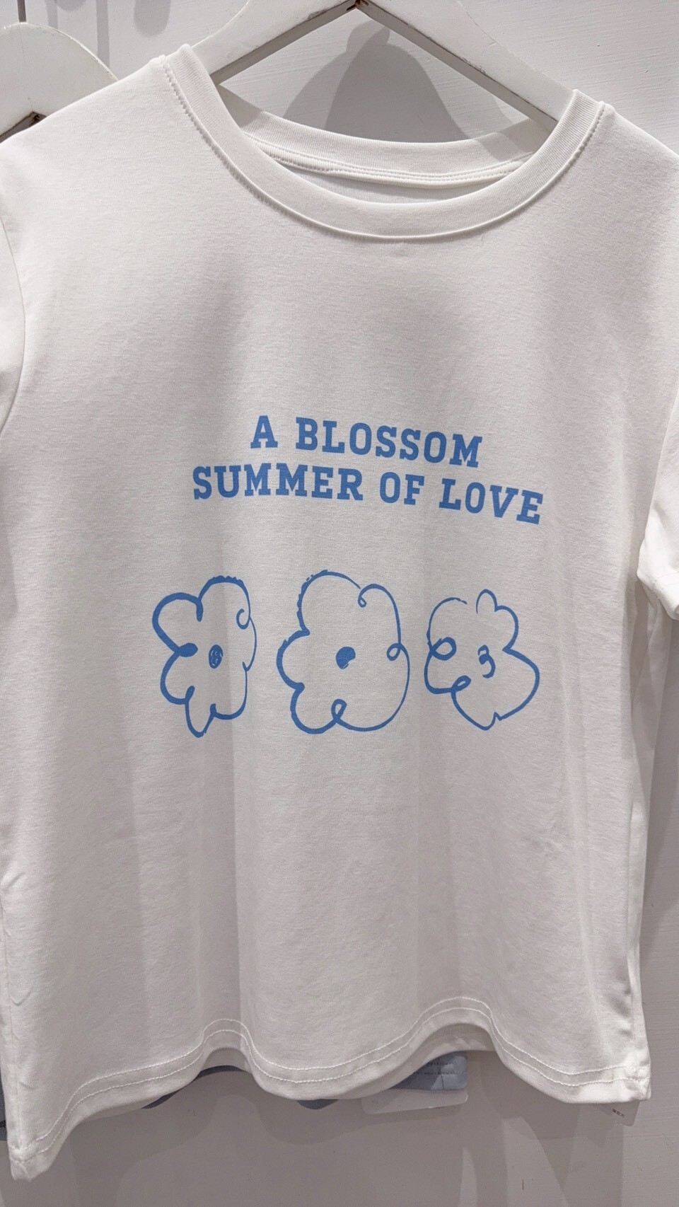 有腰身的英字線條小花衣