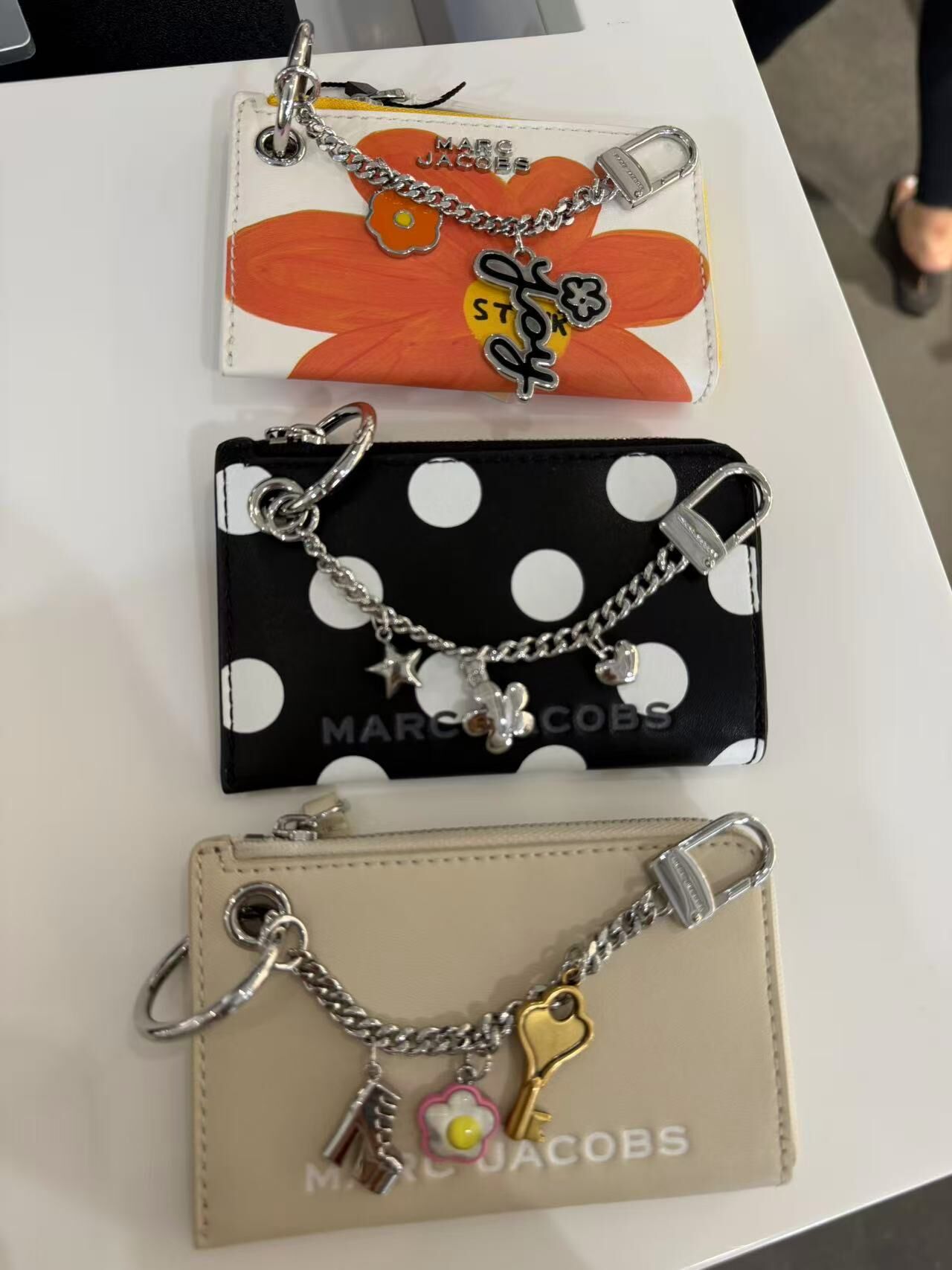 【預購】H032851 Marc Jacobs  圓點拉鍊萬用銀包