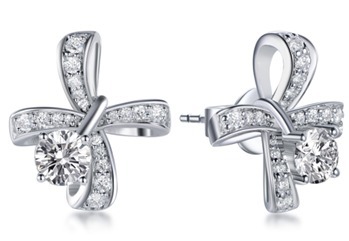 (6943) E4106 0.50 Carat Cross Earrings（莫桑）