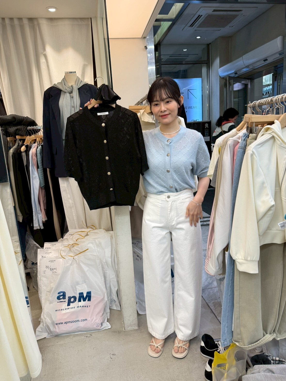 AW6011 優雅圓領金釦針織上衣