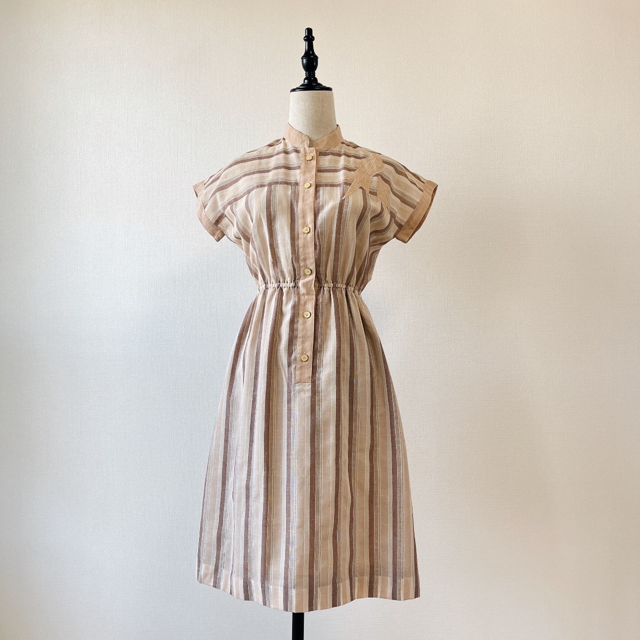 柔和奶茶色條紋古著連身裙
