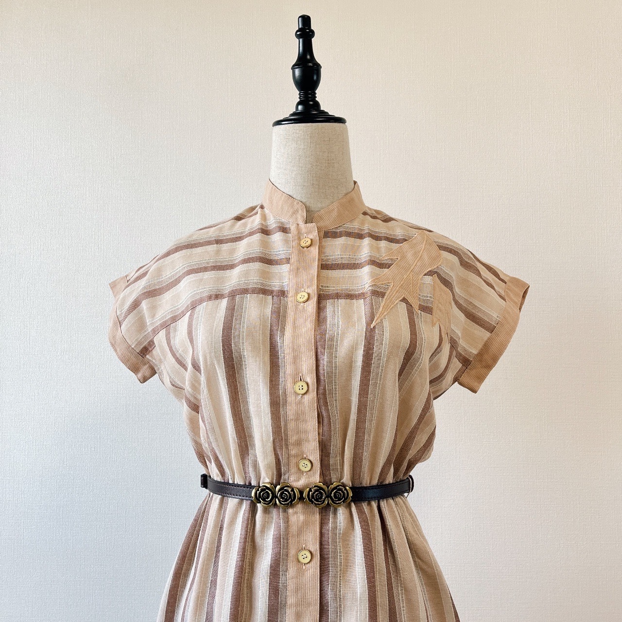 柔和奶茶色條紋古著連身裙