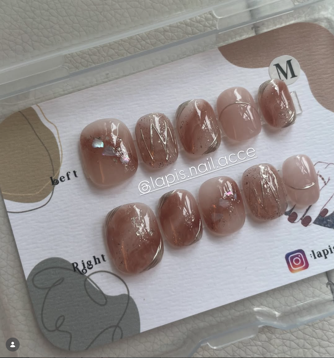 謝謝客人選購我地 lapis.nail.acce 嘅產品 呢款係我哋嘅🥂Champagne(1) [A-0000018a]🥂 系《大熱長青款式》 嘅 產品之一喔💕💕💕  〰️顏色採用 杏色 + 啡色 + 金色 + 銀色 作配搭 〰️鑲嵌 貝殼 簡單 帶點款式 〰️另加入 不同形式嘅 立體線條 + 魔鏡粉 作 點綴 令到以「香檳」作主題嘅 設計 更突出喔  今次系我地嘅🥂Champagne(1) [A-0000018a]🥂 尺碼：XS / S / M 甲型：短方圓  產品直接鏈結： https://lapisnailacce.shoplineapp.com/products/champagne-1-a-0000018a  Lapis Blog直接鏈結 ： https://lapisnailacce.shoplineapp.com/blog/posts/delivery-hot-pick-items-25  ✨有興趣可以IG DM / FB DM / Whatsapp / Email  / Threads 我地喔✨網頁下單都可以✨