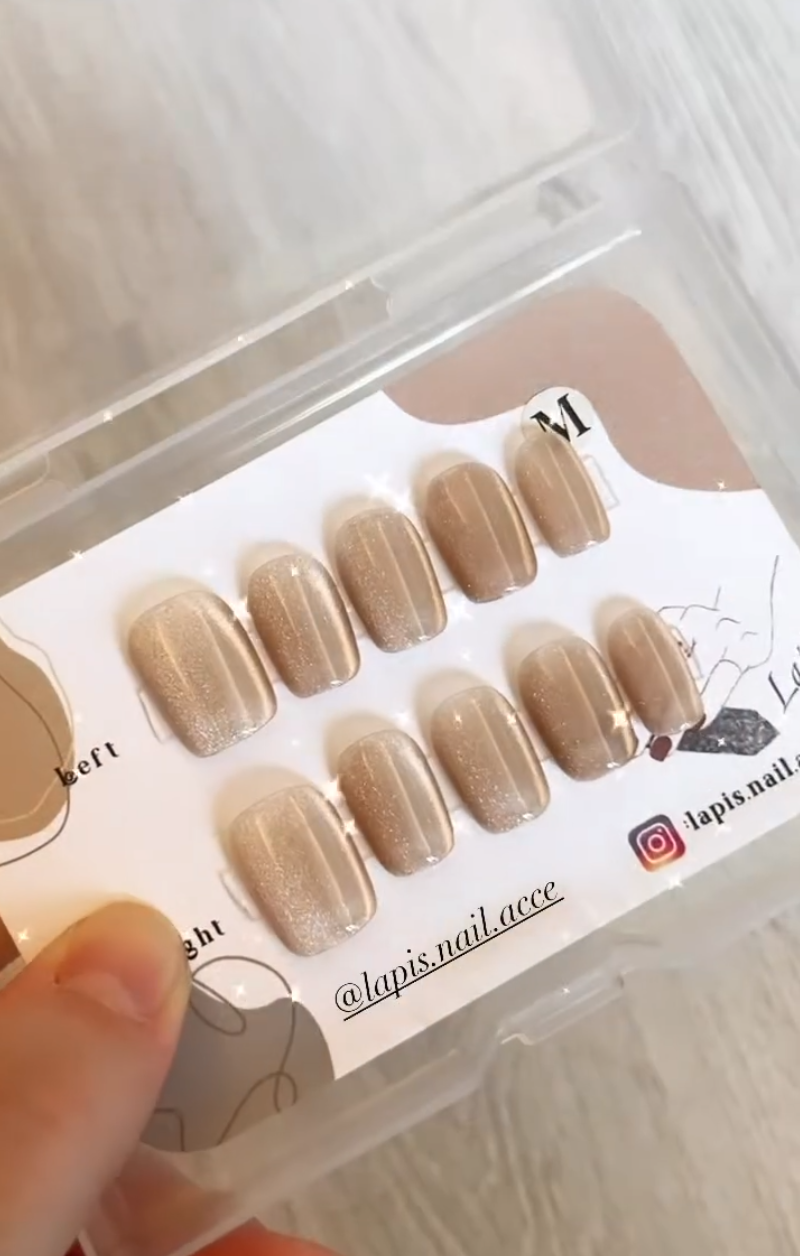 唔知出左幾多副出去🤣🤣🤣感謝客人選購我地 lapis.nail.acce 嘅甲甲💕💕 〰️尼款為《大熱長青款式》 〰️由香檳金💛色所製成 〰️有簡單而隆重嘅配色 但係出溫柔 又 溫暖 嘅個性 〰️有種木質沈穩嘅感覺 🪵 〰️日常簡單嘅配搭 或者 宴會 配上 「貓眼石」 系列 嘅 The cat’s Eyes (5) [a-0000004e] 已經可以令你啲衣着打扮 簡單又隆重喔💕💕💕  名稱 ：The cat’s Eyes (5) [a-0000004e] 尺碼 :  XS/ S/ M 甲型 : 短梯    產品直接鏈結：  https://lapisnailacce.shoplineapp.com/products/the-cats-eyes-5-a-0000004e    Lapis Blog 直接鏈結：https://lapisnailacce.shoplineapp.com/blog/posts/delivery-hot-pick-items-24