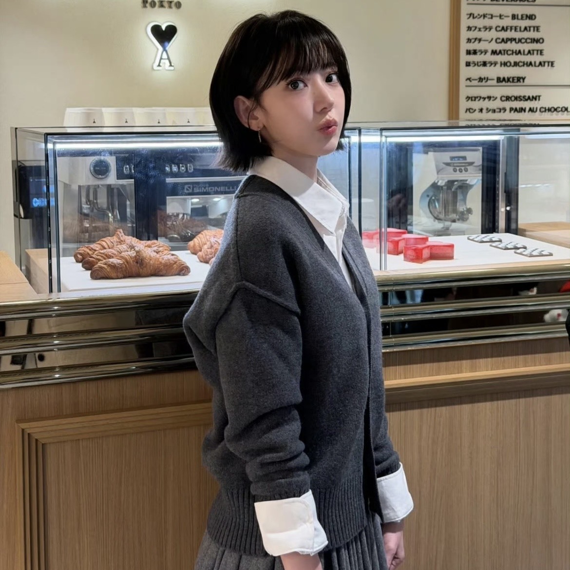 【代購】宮脇咲良同款 AMI PARIS FW25  經典愛心字母寬鬆V領針織毛衣｜男女同款