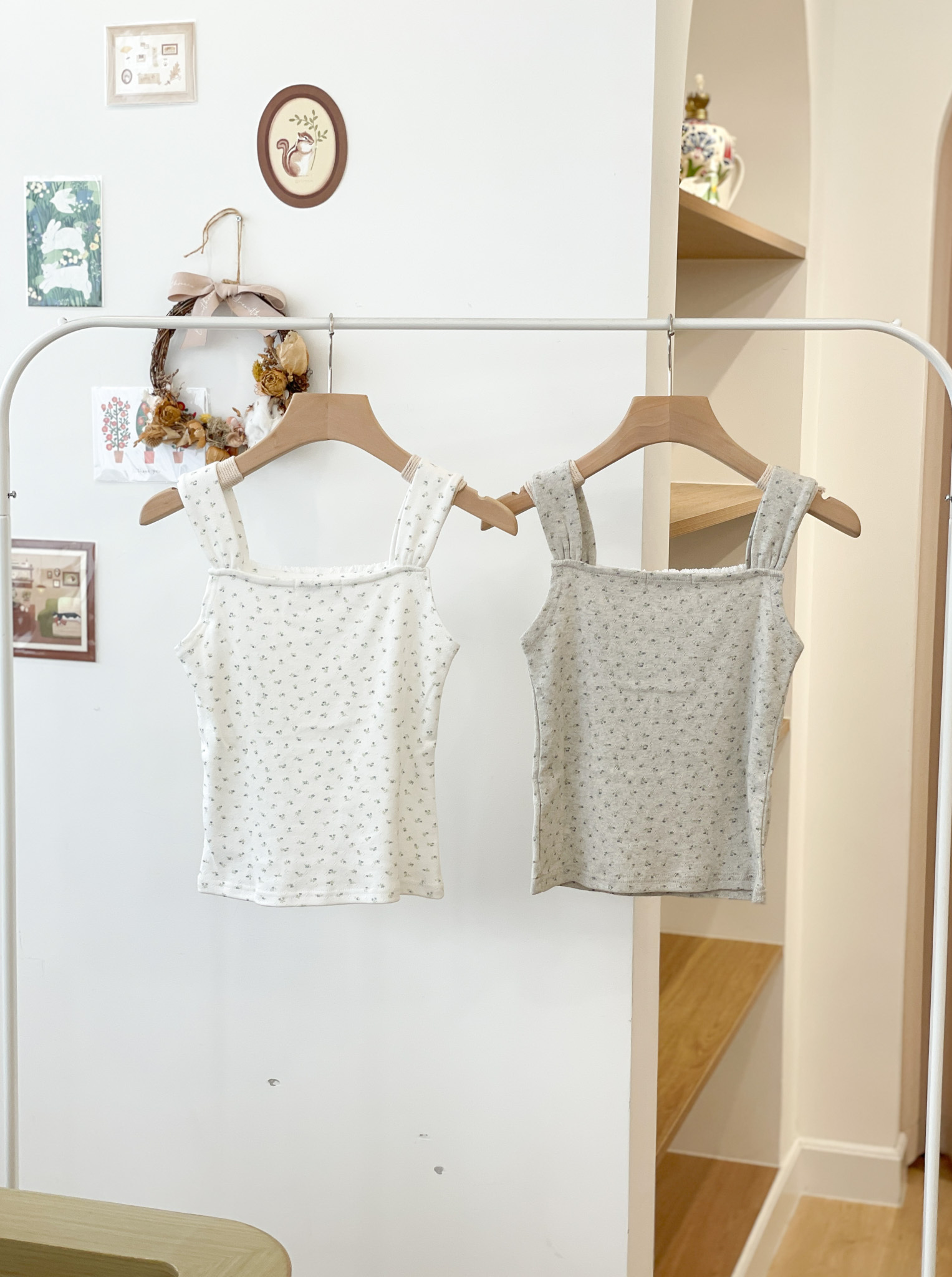 T1498 Molly Flowers Tank Top