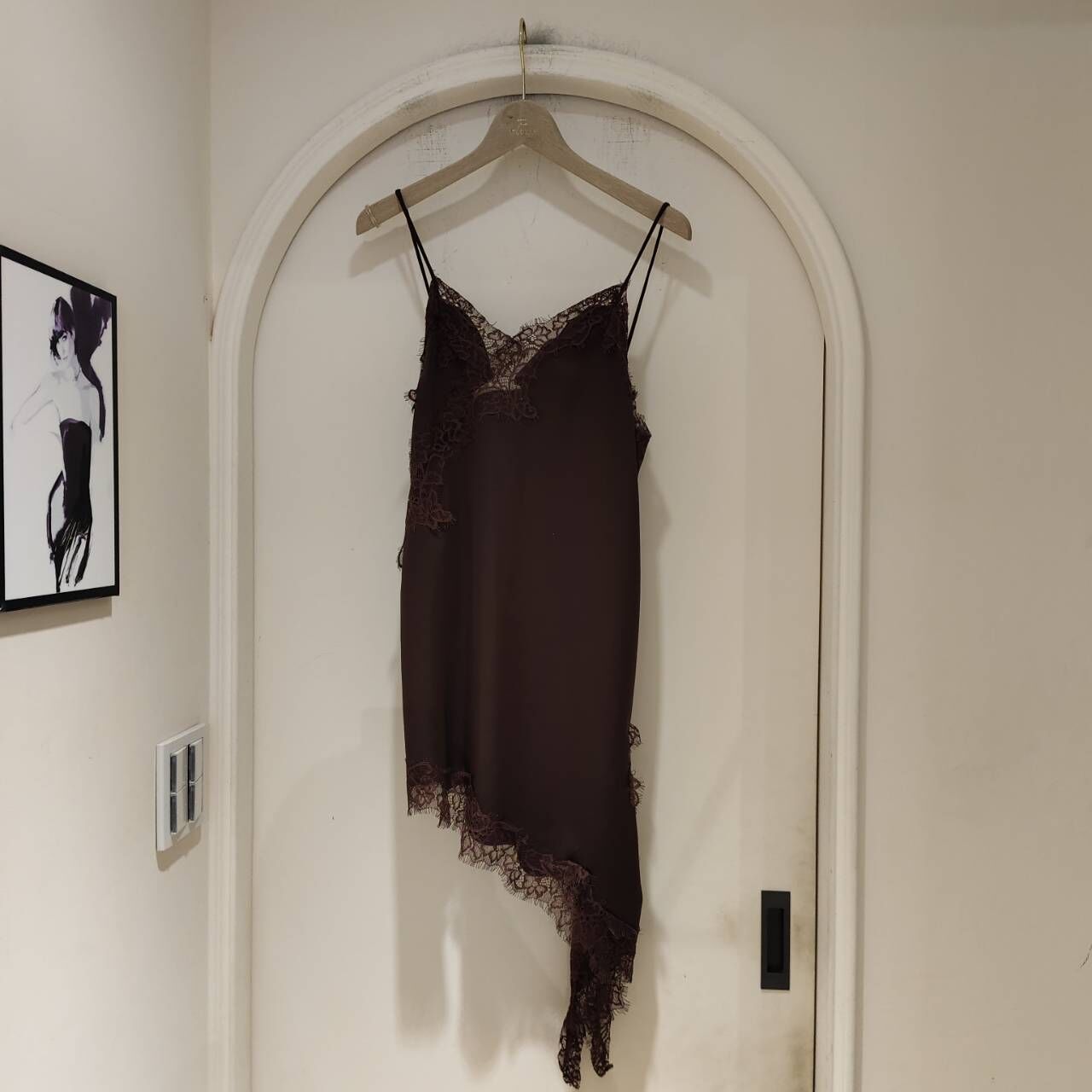 蕾絲絲緞細肩帶斜裁裙襬洋裝