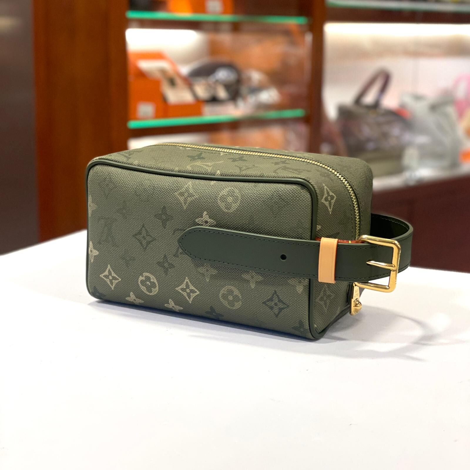 本週限時!!! 全新LV手拿包 M26963 LOCKER DOPP KIT MONOGRAM SURPLUS 軍綠色帆布 #BRAND NEW #香榭站正品