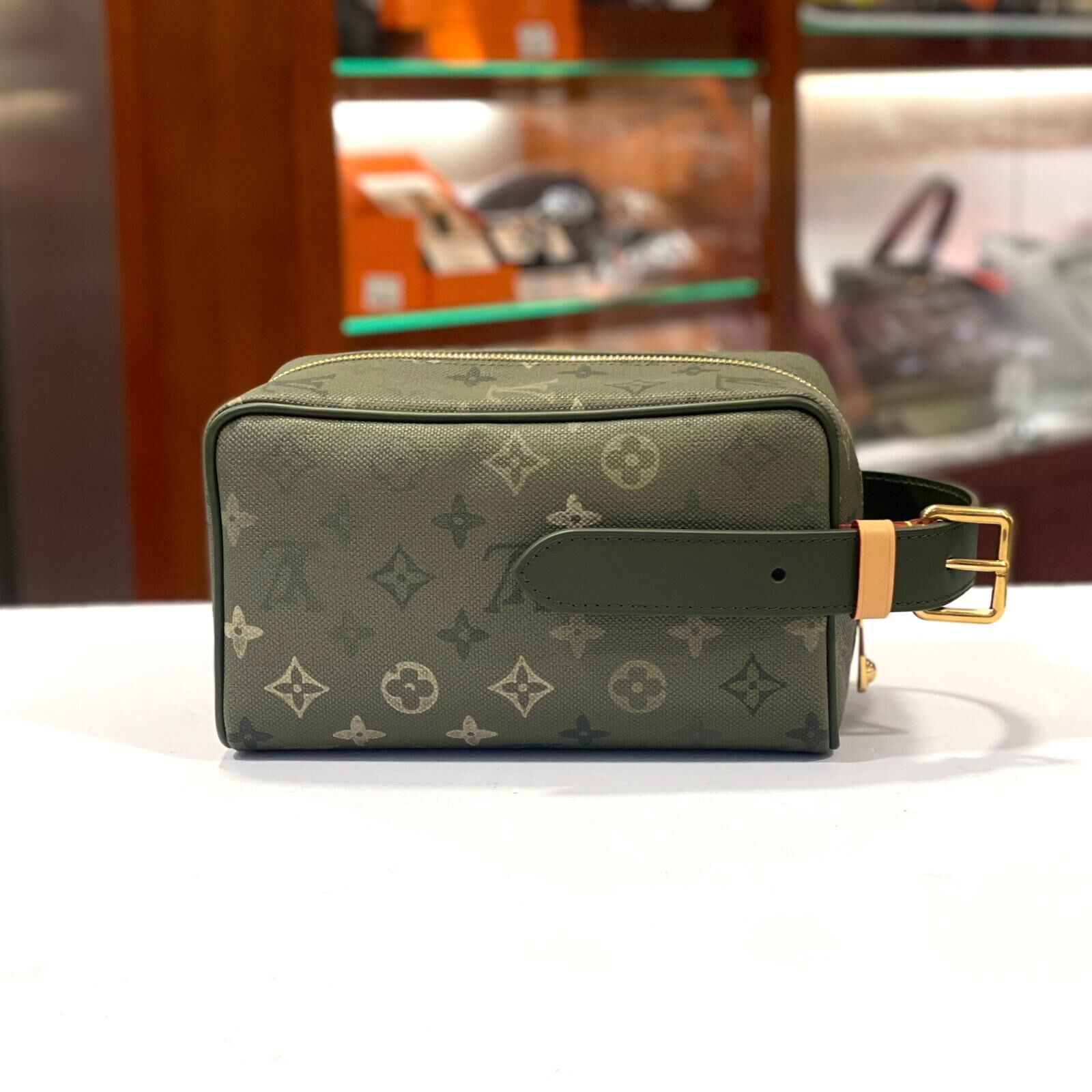 全新LV手拿包 M26963 LOCKER DOPP KIT MONOGRAM SURPLUS 軍綠色帆布 #BRAND NEW #香榭站正品