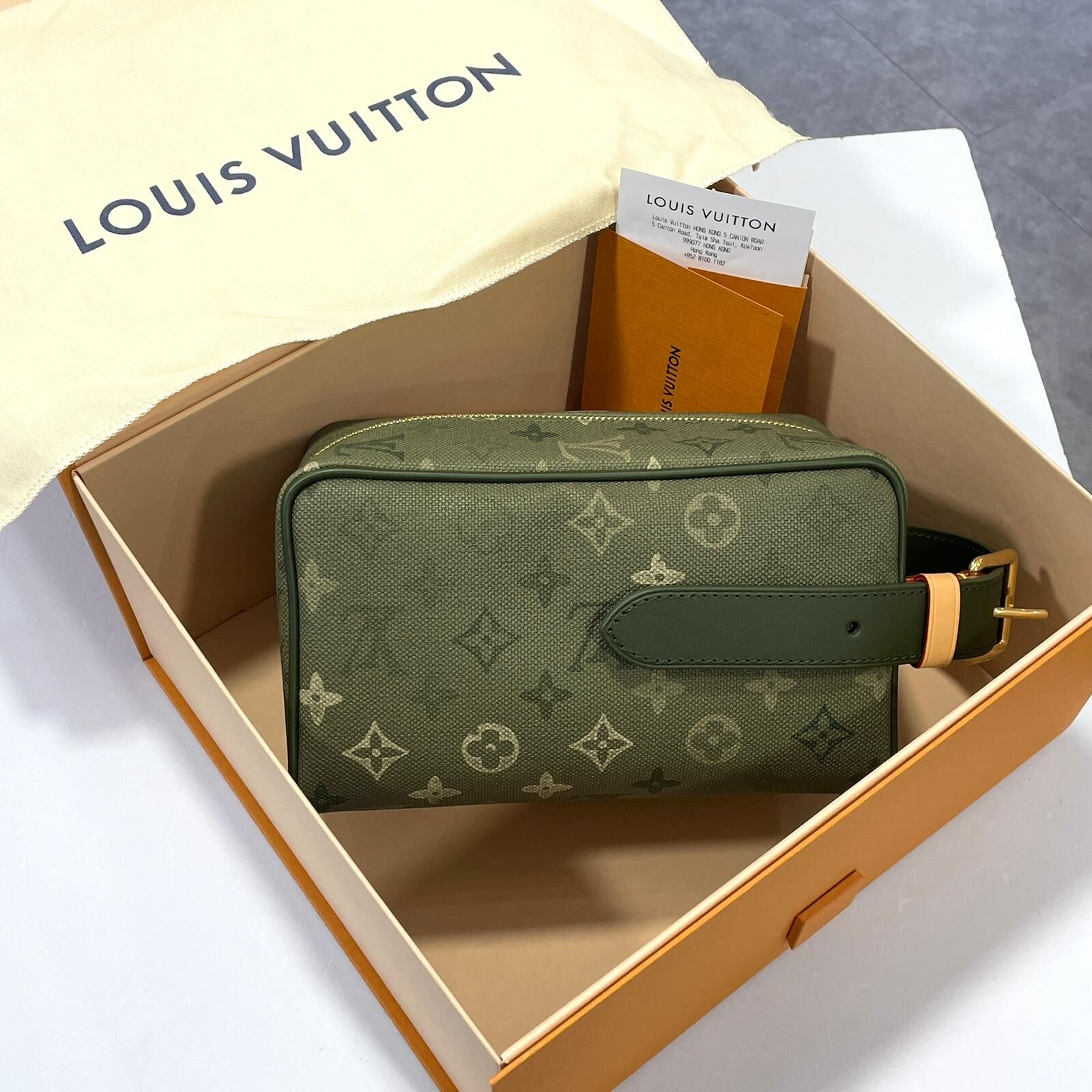 全新LV手拿包 M26963 LOCKER DOPP KIT MONOGRAM SURPLUS 軍綠色帆布 #BRAND NEW #香榭站正品