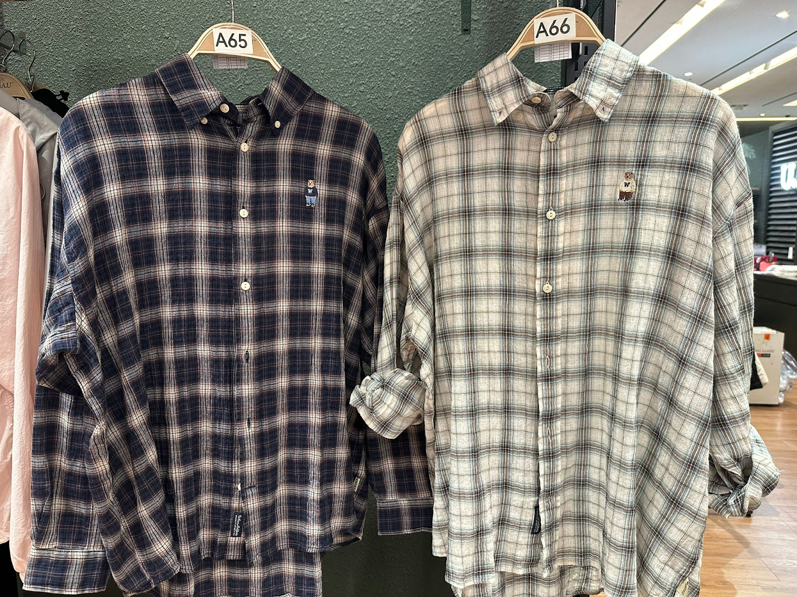 XI065 WHO A U 格仔小熊LOGO展袖開胸襯衣