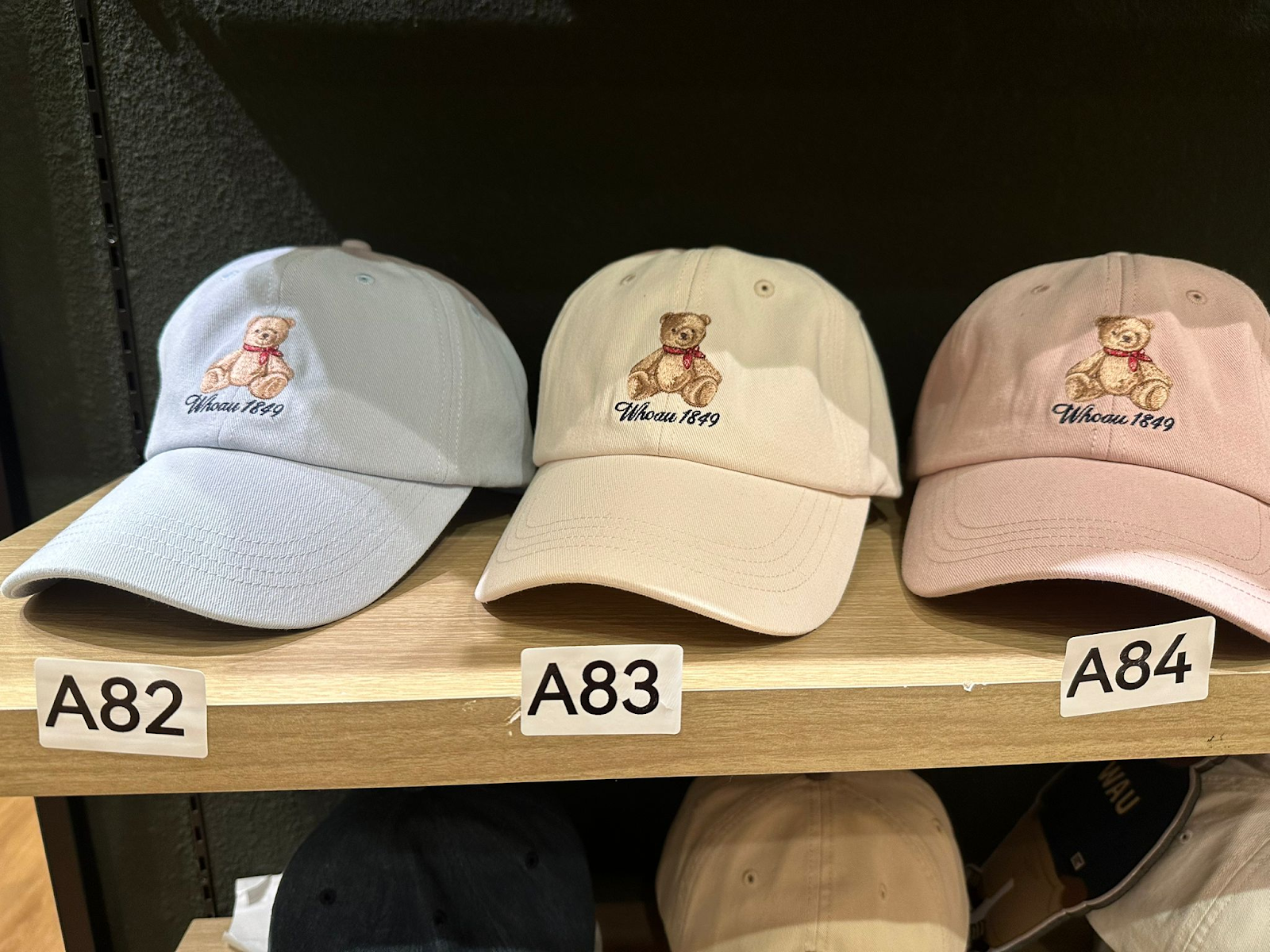 XI082 WHO A U 淨色小熊LOGO CAP帽