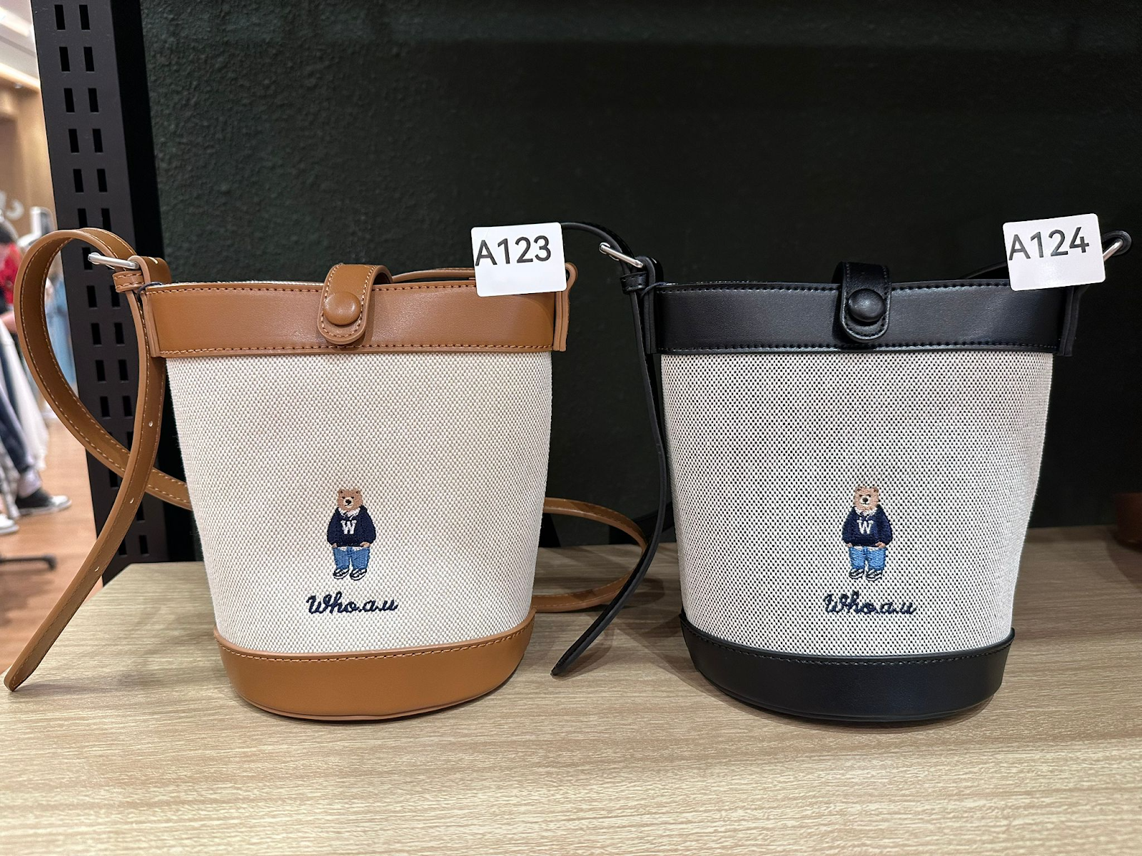 XI123 WHO A U 熊仔水桶袋 14×19×11cm