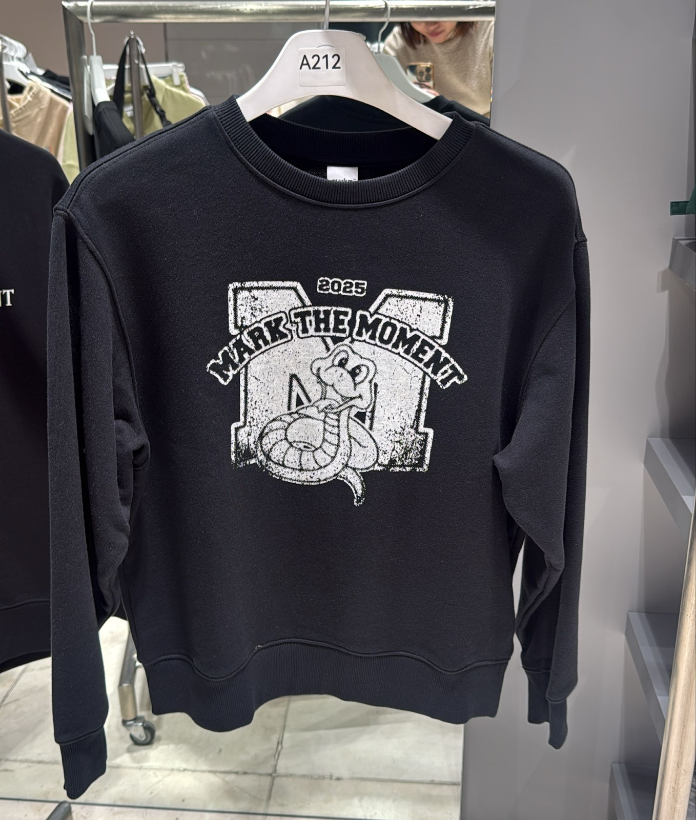 XI212 MarkM 黑色蛇仔圖案長袖衛衣