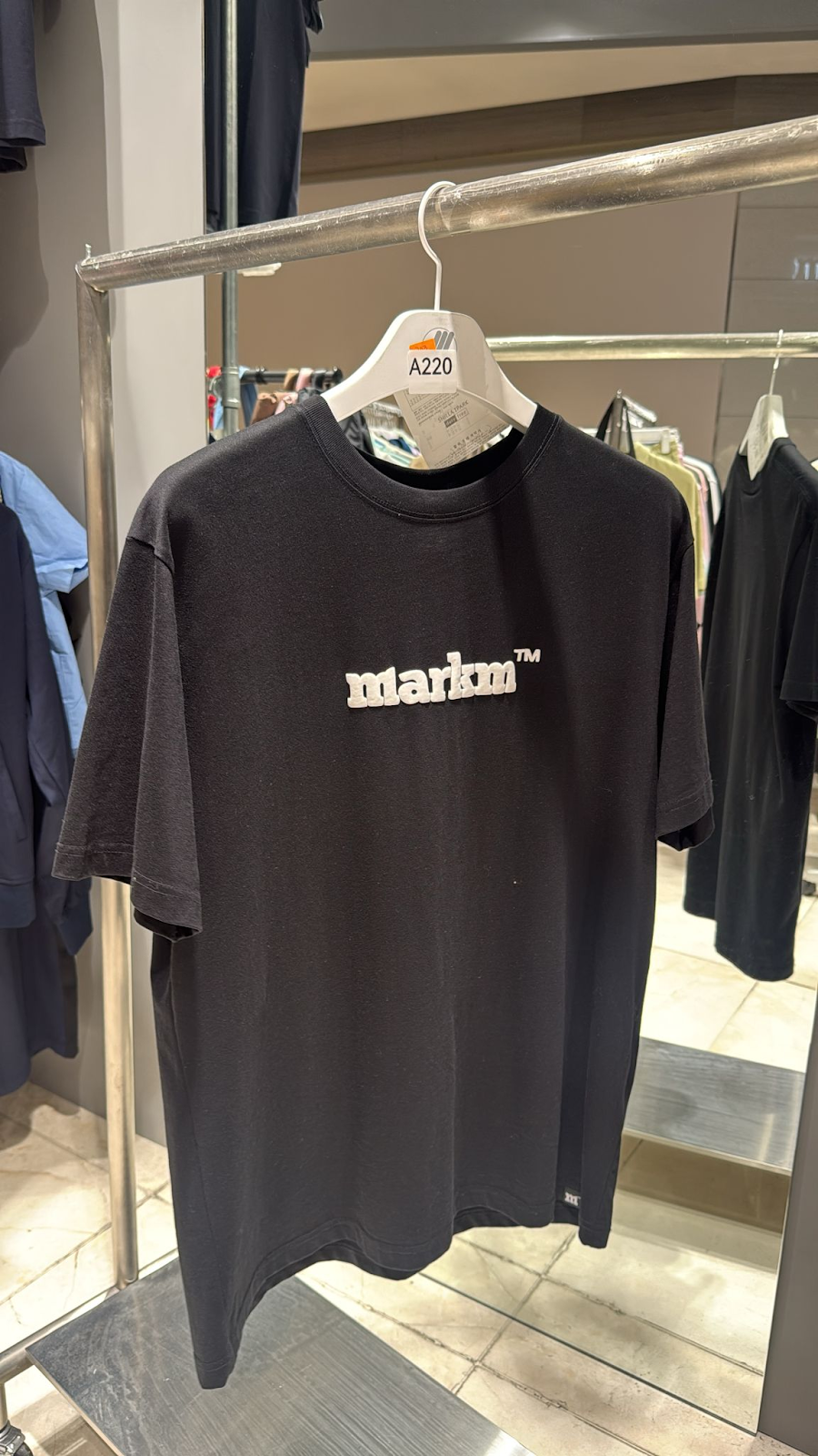 XI220 MarkM 黑色文字LOGO短袖