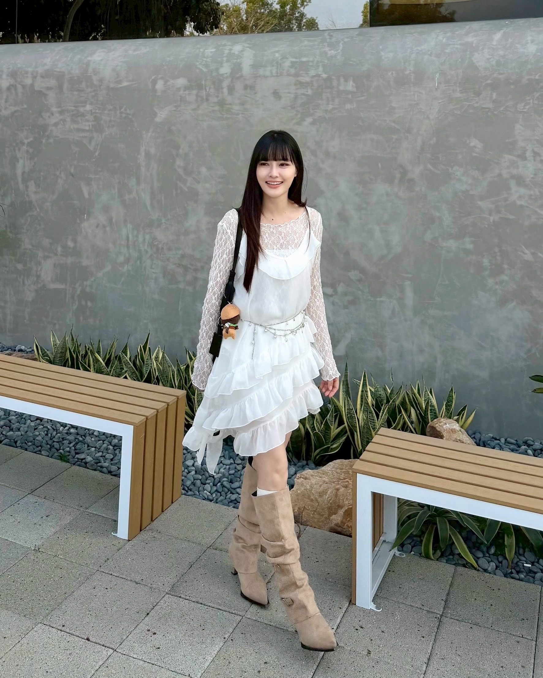 LINA LINA著迷姿態層次荷葉滾邊斜擺上衣洋-甜美白