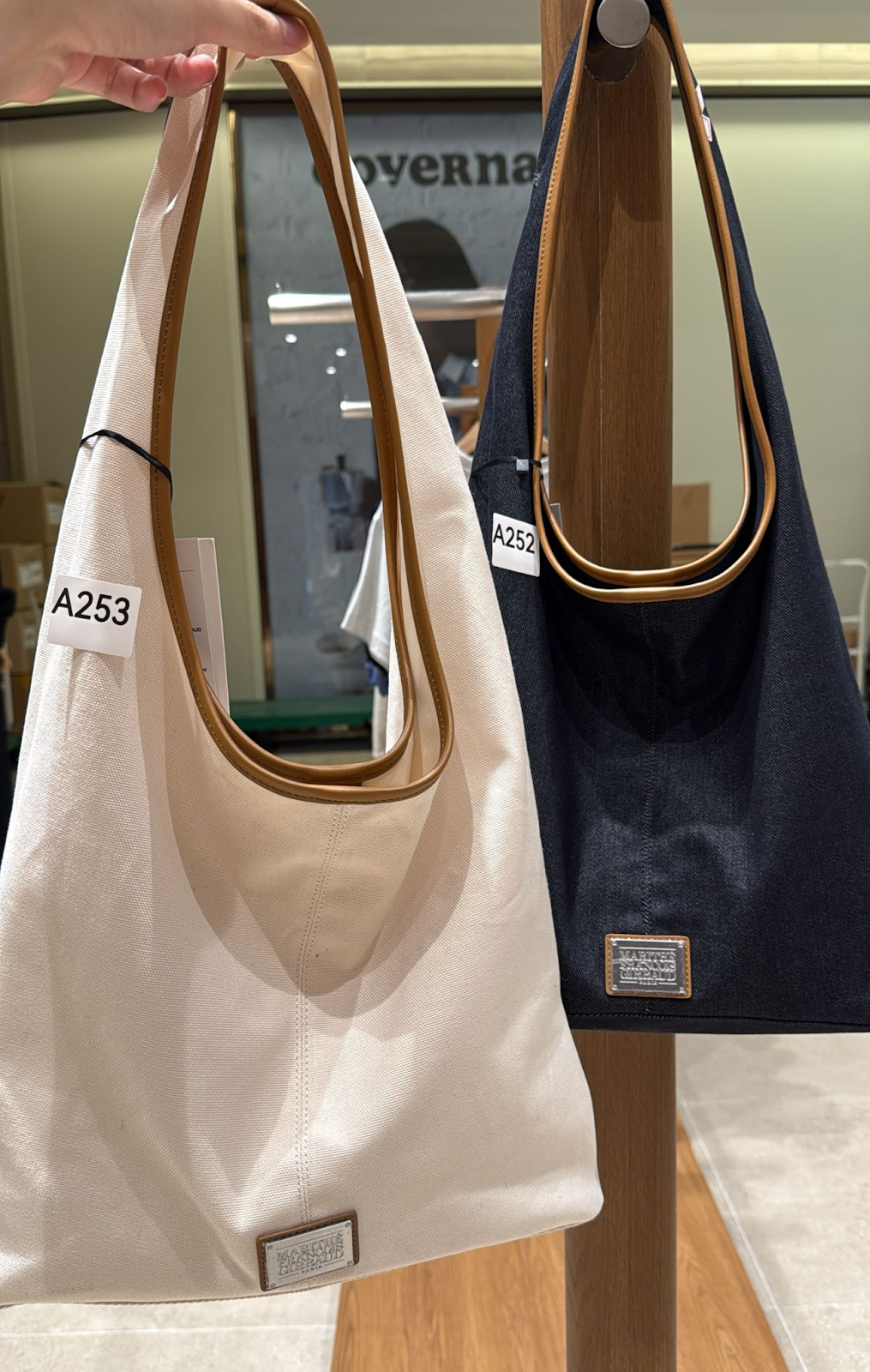 XI252 Marithe 淨色三角單肩袋 36 x 56cm