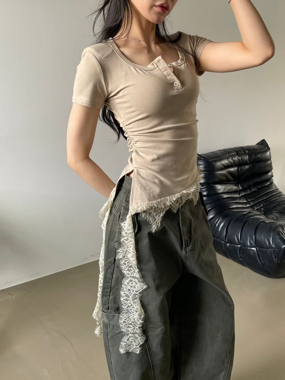 短袖掛單側蕾絲合身T