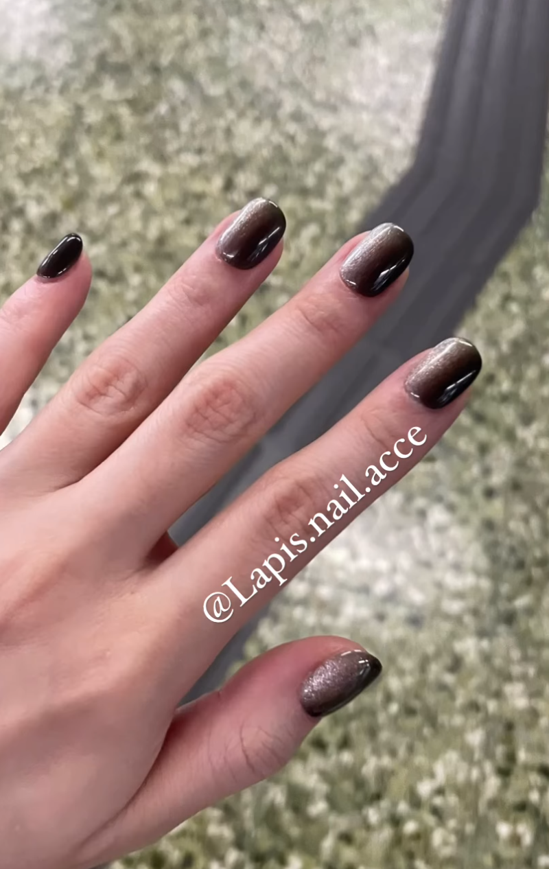 感謝客人到之選購我地 lapis.nail.acce 嘅甲甲 仲比埋客人回圖比我地 💕💕💕店主十分開心 〰️尼款為 《大熱長青款式》 〰️由 黑色🖤✖️銀色🩶漸變色所製成的 〰️系型格嘅代表色 〰️簡單穿搭 配 🪐The Galaxy (6)🪐 已經可以為你帶來好多時尚設計感咯🧚🏻‍♀️  名稱 ：The Galaxy(6) [A-0000001f] 尺碼 ：XS / S / M 甲型 ：短方圓   產品直接鏈結： https://lapisnailacce.shoplineapp.com/products/the-galaxy-6-a-0000001f?locale=zh-hant    Lapis Blog 直接連結：  https://lapisnailacce.shoplineapp.com/blog/posts/customer-review-hot-pick-items-5  ✨有興趣可以IG DM / FB DM / Email 我地喔✨網頁下單都可以✨