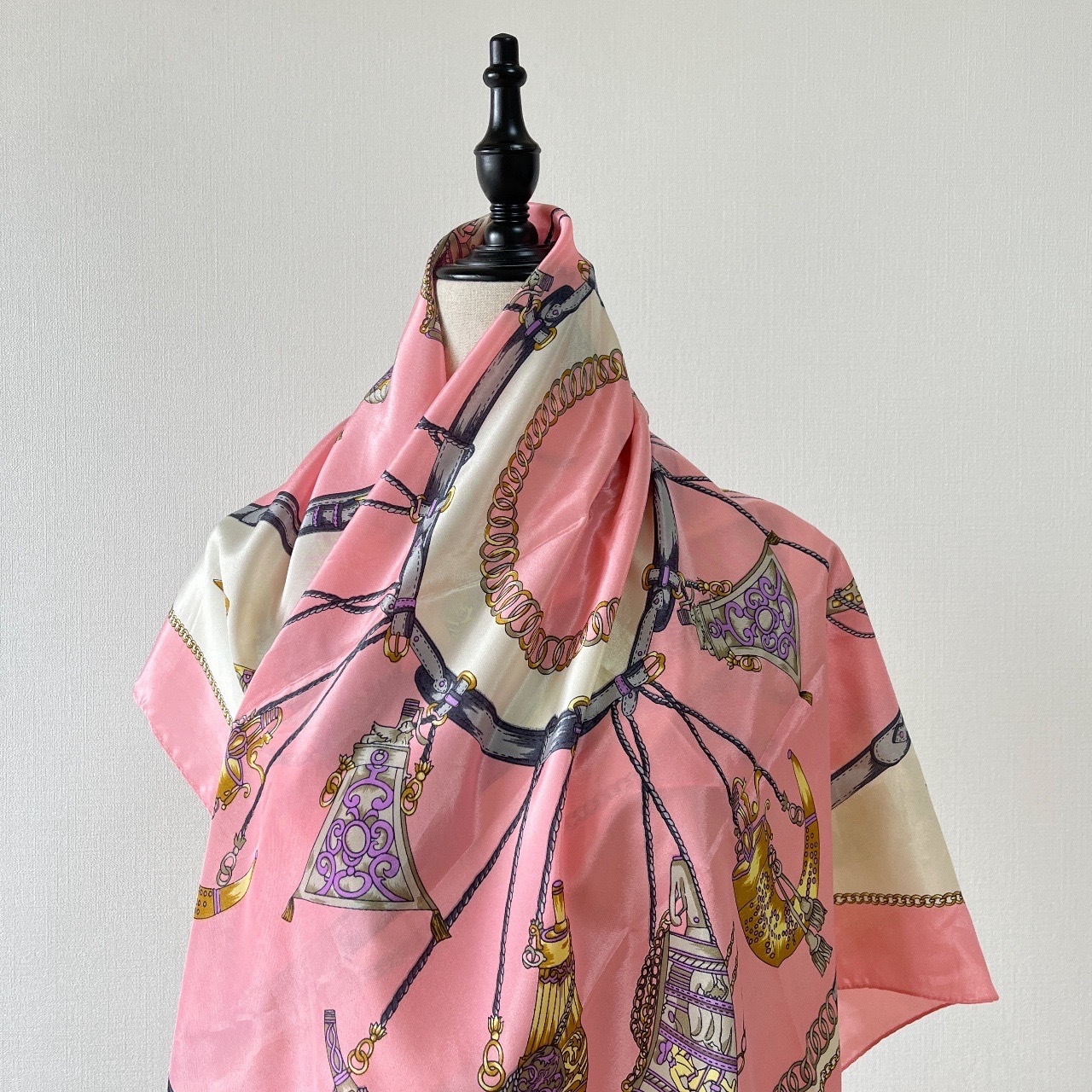 粉紅色巴洛克風格絲巾