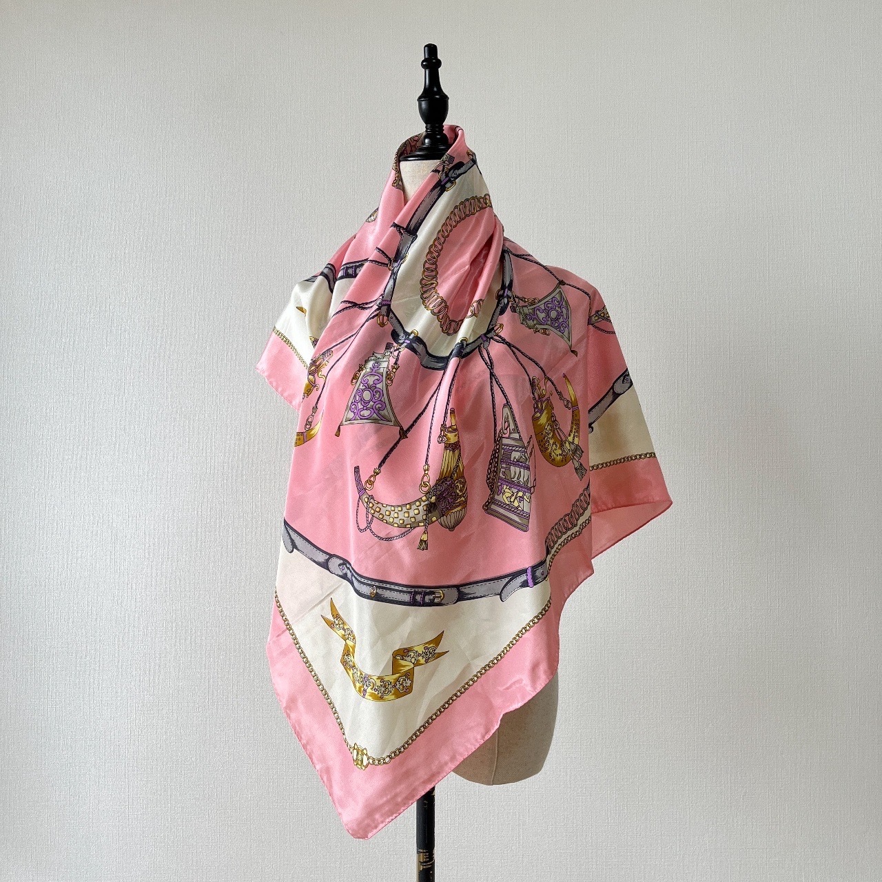 粉紅色巴洛克風格絲巾