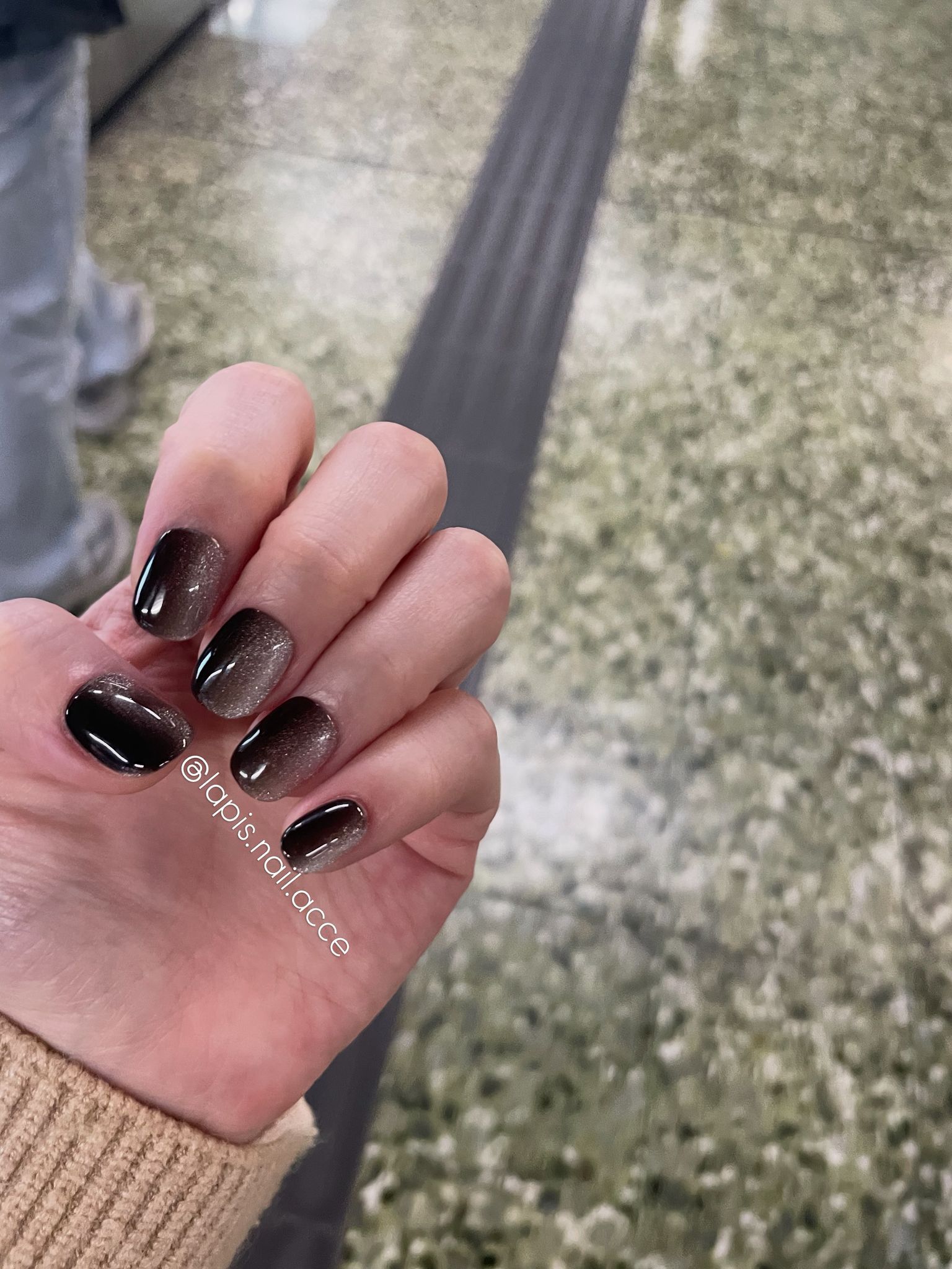 感謝客人到之選購我地 lapis.nail.acce 嘅甲甲 仲比埋客人回圖比我地 💕💕💕店主十分開心 〰️尼款為 《大熱長青款式》 〰️由 https://lapisnailacce.shoplineapp.com/categories/grey-tone黑色🖤✖️銀色🩶漸變色所製成的 〰️系「型格」嘅代表色 〰️黑、白、銀、灰、粉紅、紅 選3種色系 簡單穿搭 配 🪐The Galaxy (6)🪐 已經可以為你帶來時尚設計感咯🧚🏻‍♀️  名稱 ：The Galaxy(6) [A-0000001f] 尺碼 ：XS / S / M 甲型 ：短方圓   產品直接鏈結： https://lapisnailacce.shoplineapp.com/products/the-galaxy-6-a-0000001f?locale=zh-hant    Lapis Blog 直接連結：  https://lapisnailacce.shoplineapp.com/blog/posts/customer-review-hot-pick-items-25  ✨有興趣可以IG DM / FB DM / Email  / Threads DM / Whatsapp 我地喔✨網頁下單都可以✨