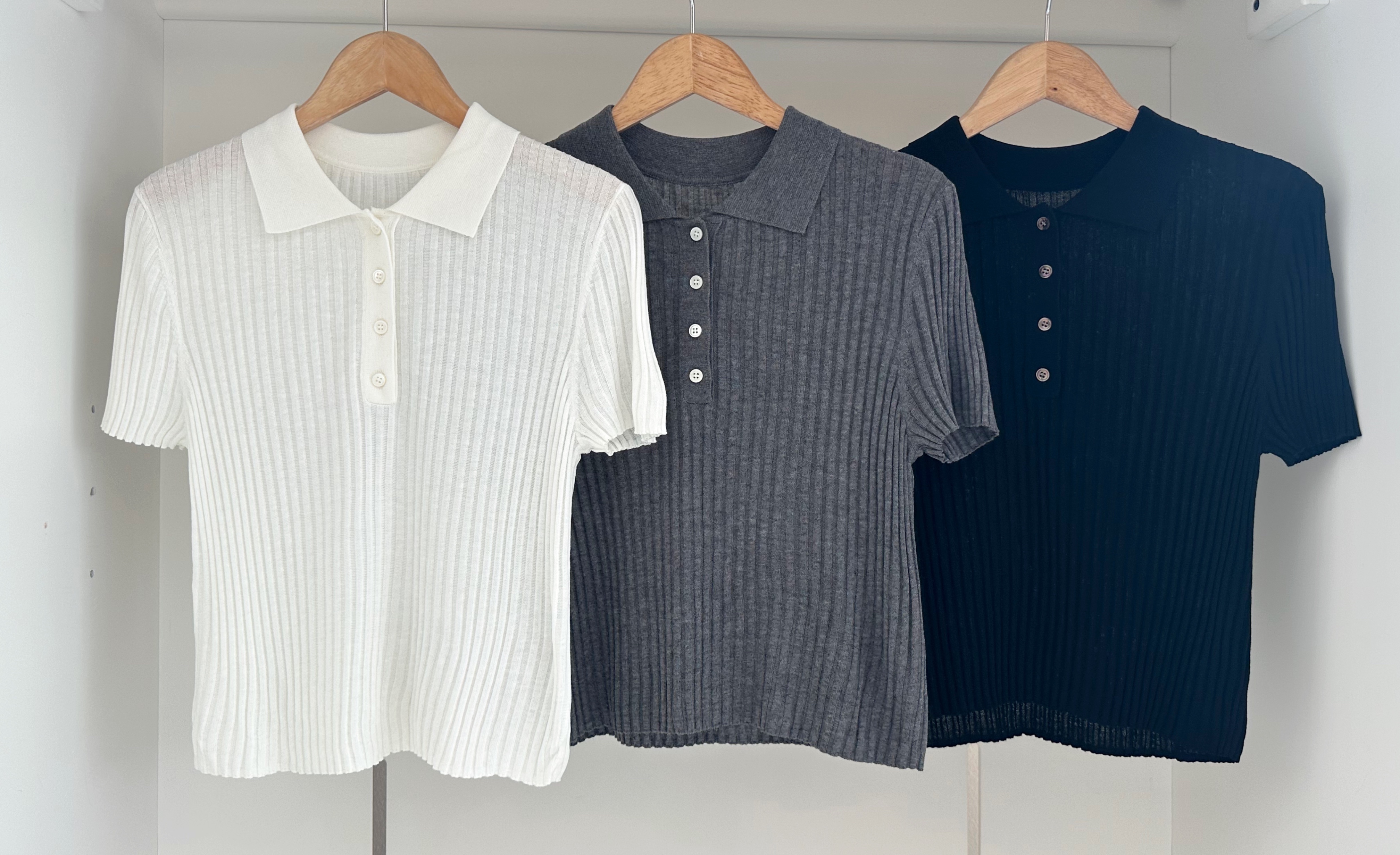 SHORT SLEEVE COLLARED KNIT BLOUSE