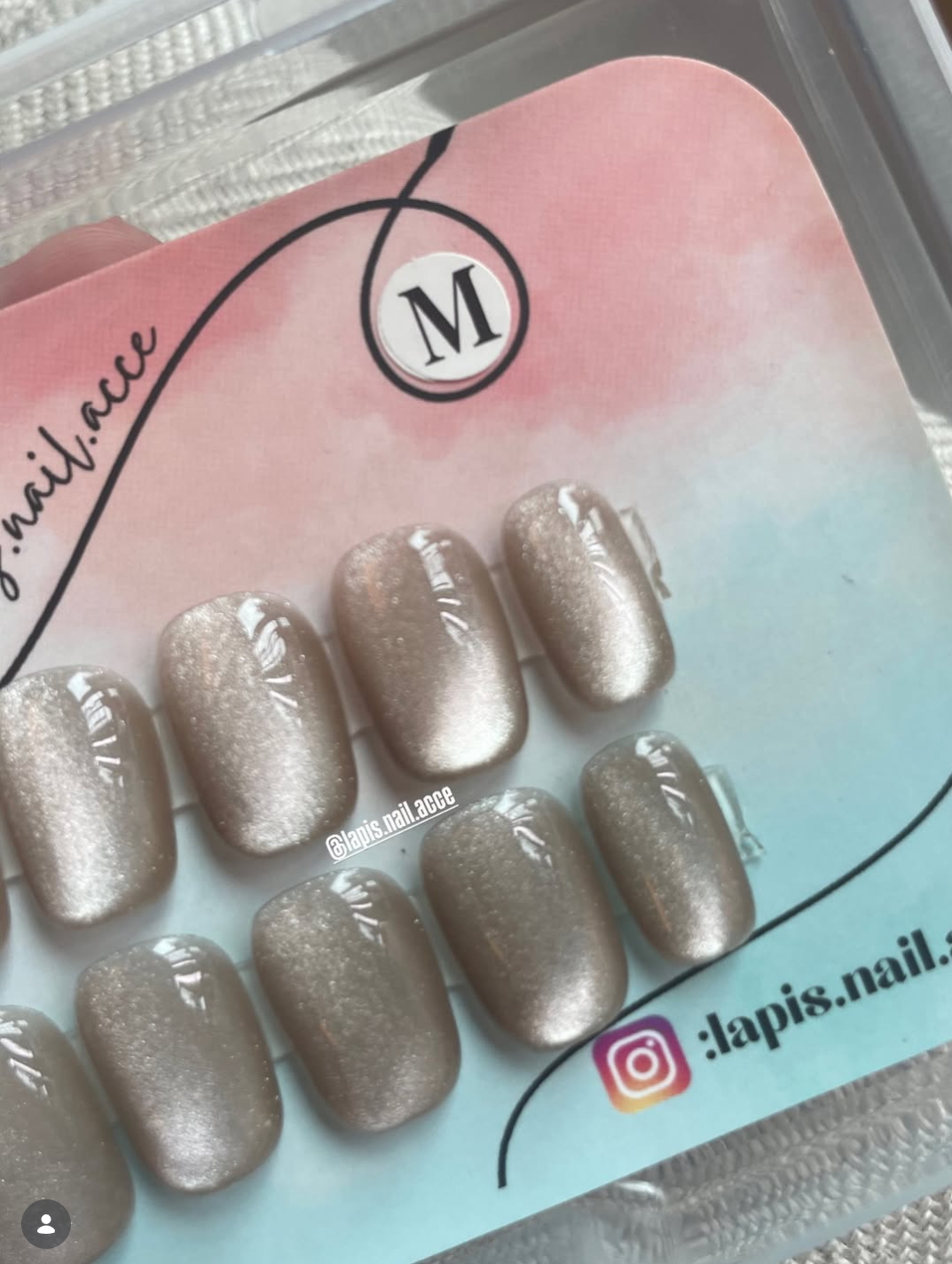 唔知出左幾多副出去🤣🤣🤣感謝客人選購我地 lapis.nail.acce 嘅甲甲💕💕 〰️尼款為《大熱長青款式》 〰️由香檳金💛色所製成 〰️有簡單而隆重嘅配色 但係出溫柔 又 溫暖 嘅個性 〰️有種木質沈穩嘅感覺 🪵 〰️日常簡單嘅配搭 或者 宴會 配上 「貓眼石」 系列 嘅 The cat’s Eyes (5) [a-0000004e] 已經可以令你啲衣着打扮 簡單又隆重喔💕💕💕  名稱 ：The cat’s Eyes (5) [a-0000004e] 尺碼 :  XS/ S/ M 甲型 : 短梯    產品直接鏈結：  https://lapisnailacce.shoplineapp.com/products/the-cats-eyes-5-a-0000004e    Lapis Blog 直接鏈結：https://lapisnailacce.shoplineapp.com/blog/posts/delivery-hot-pick-items-25