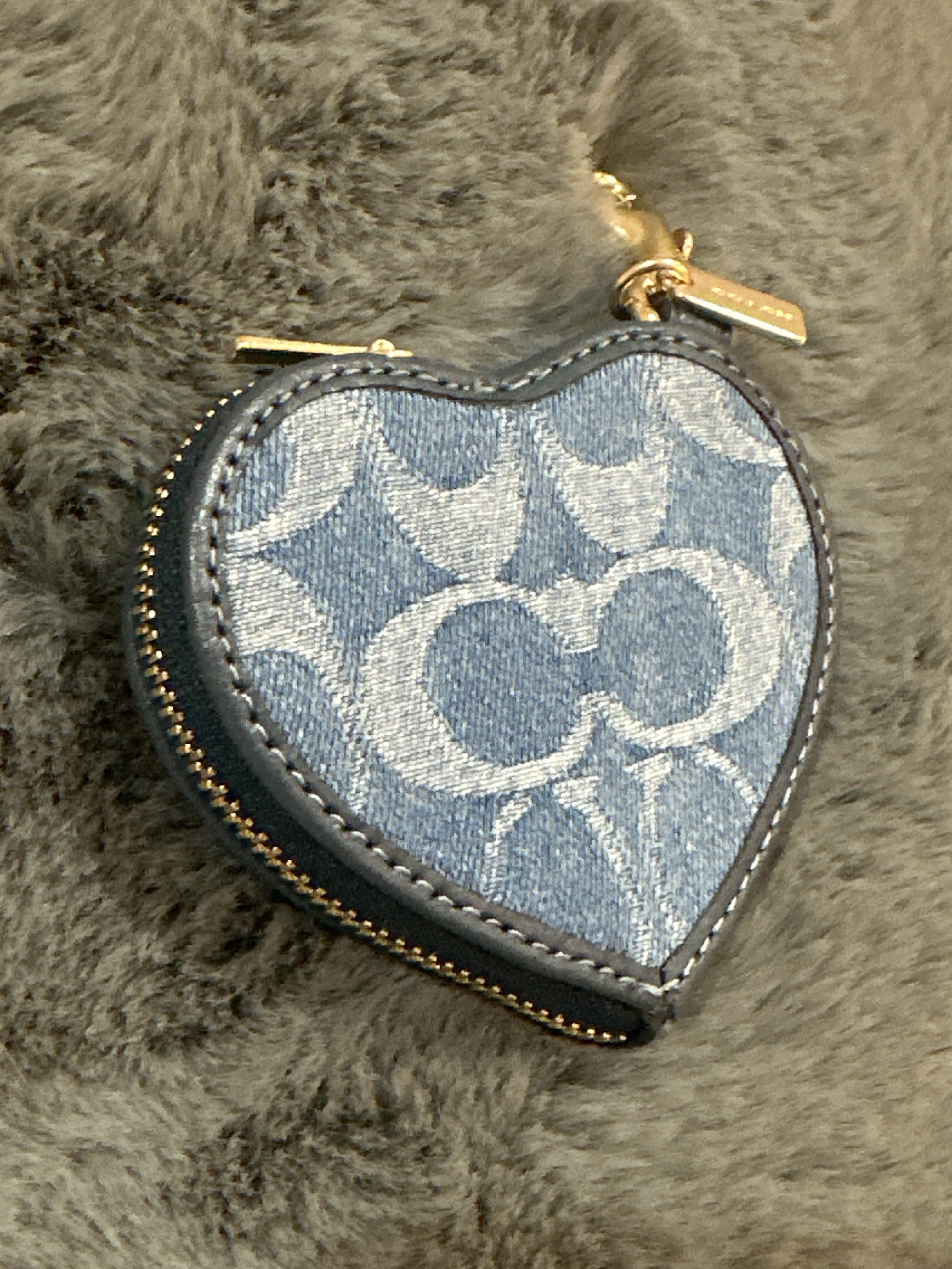 RU01 CO 心心牛仔布吊飾包Heart Bag Charm In Signature Denim