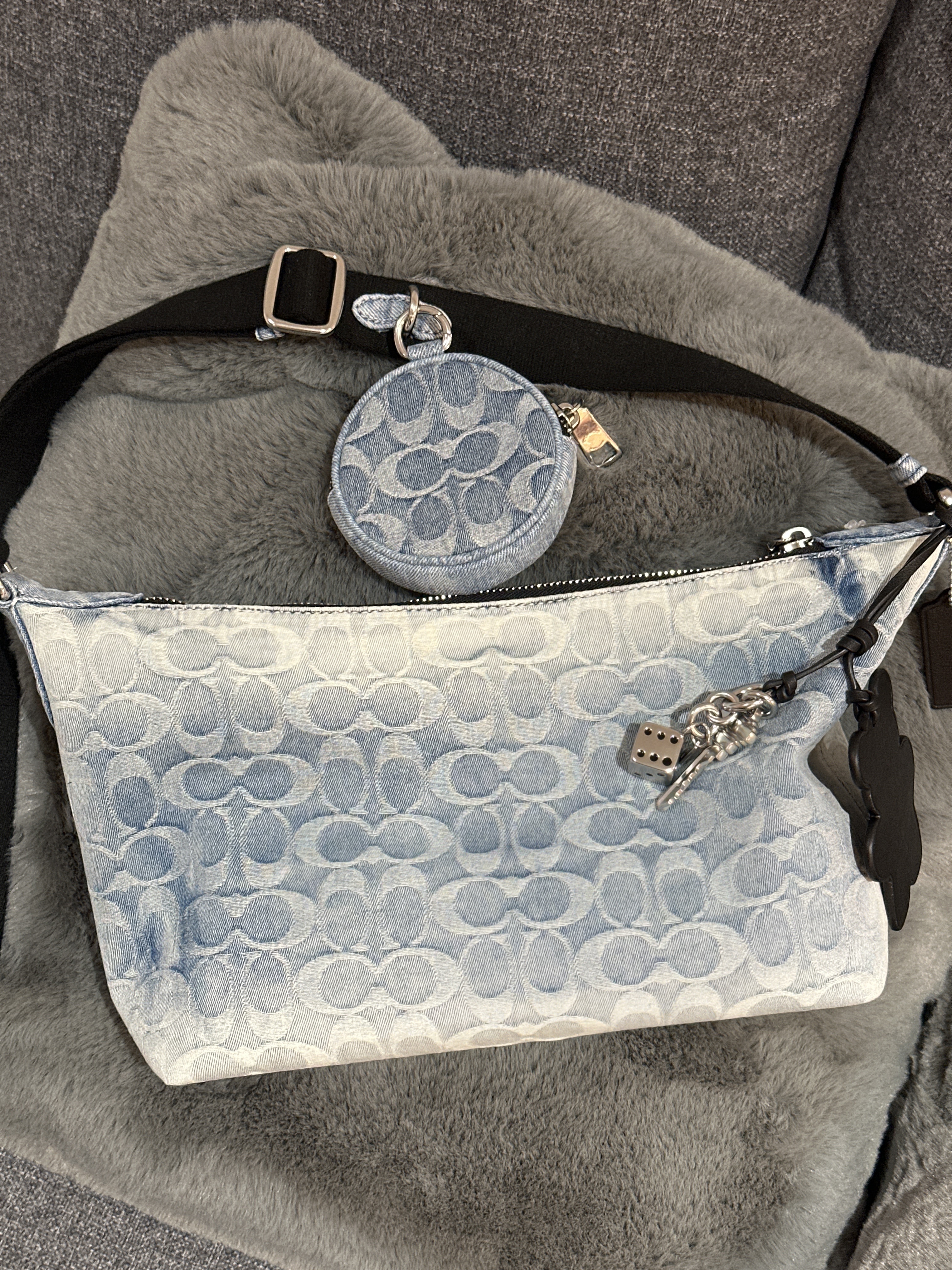 RU03 CO 牛仔斜孭包連細包仔及熊仔吊飾Crossbody With Pouch In Loved Signature Denim